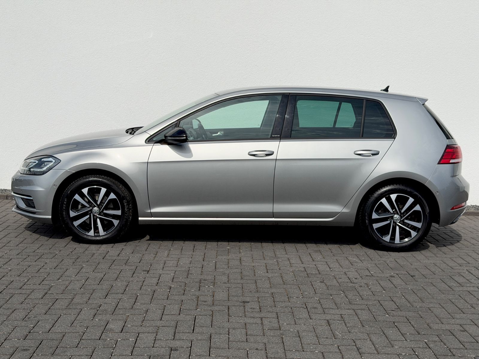 Volkswagen Golf 7 Lim. 1.5 TSI DSG IQ.DRIVE /LED/ACC/GARANT - Bild 8 Volkswagen Golf 7 Lim. 1.5 TSI DSG IQ.DRIVE /LED/ACC/GARANT in TUNGSTEN SILVER als Limousine - Fahrzeugfoto 8