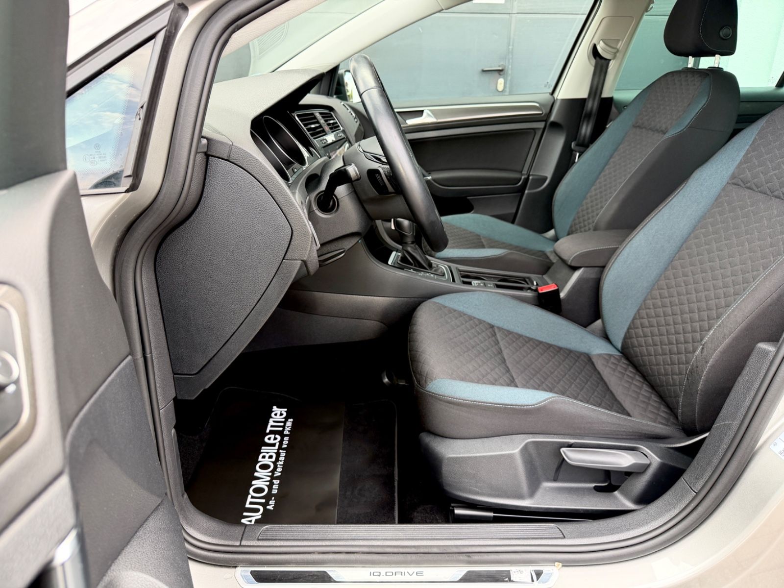 Volkswagen Golf 7 Lim. 1.5 TSI DSG IQ.DRIVE /LED/ACC/GARANT - Bild 9 Volkswagen Golf 7 Lim. 1.5 TSI DSG IQ.DRIVE /LED/ACC/GARANT in TUNGSTEN SILVER als Limousine - Fahrzeugfoto 9