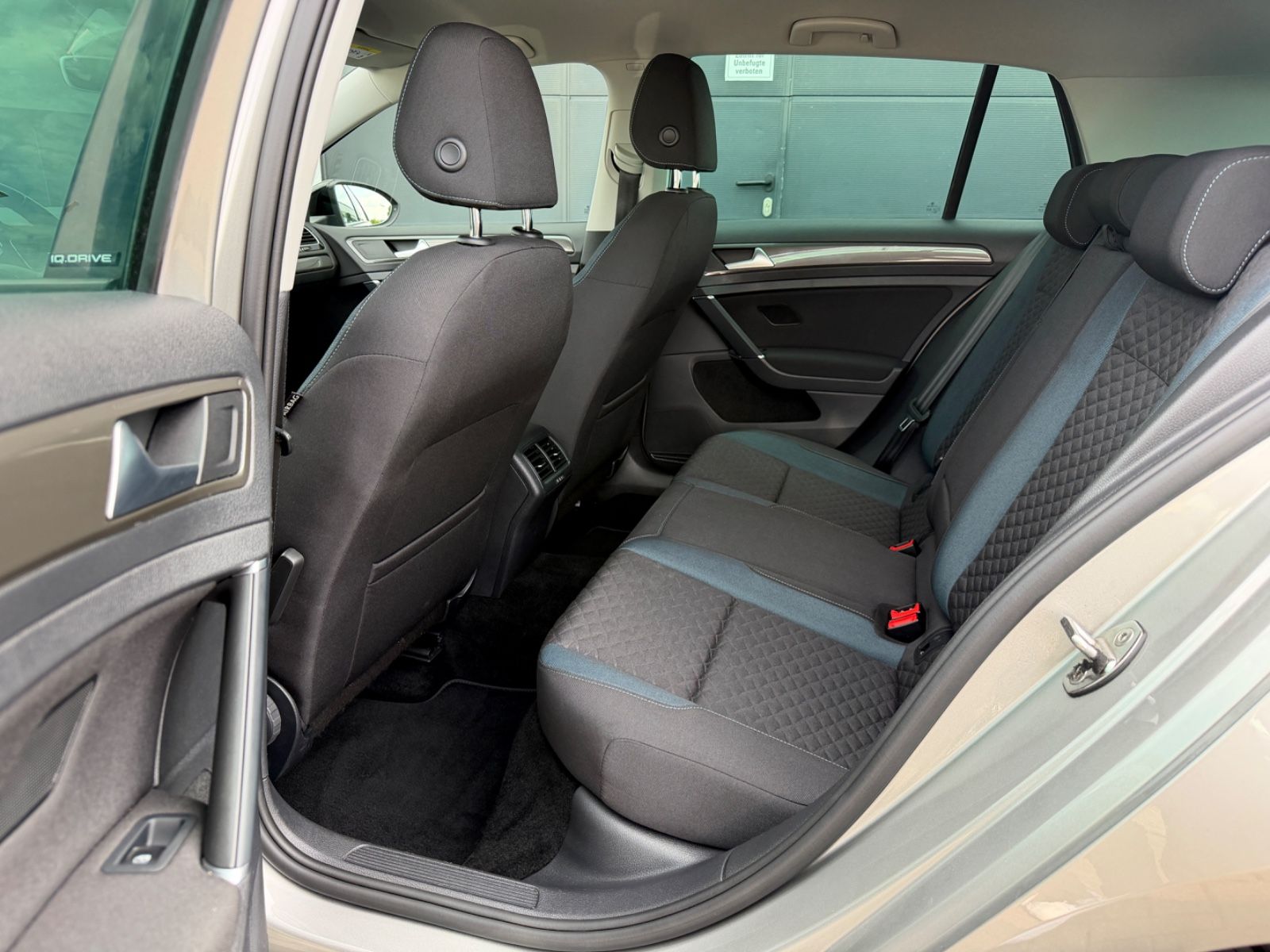 Volkswagen Golf 7 Lim. 1.5 TSI DSG IQ.DRIVE /LED/ACC/GARANT - Bild 14 Volkswagen Golf 7 Lim. 1.5 TSI DSG IQ.DRIVE /LED/ACC/GARANT in TUNGSTEN SILVER als Limousine - Fahrzeugfoto 14