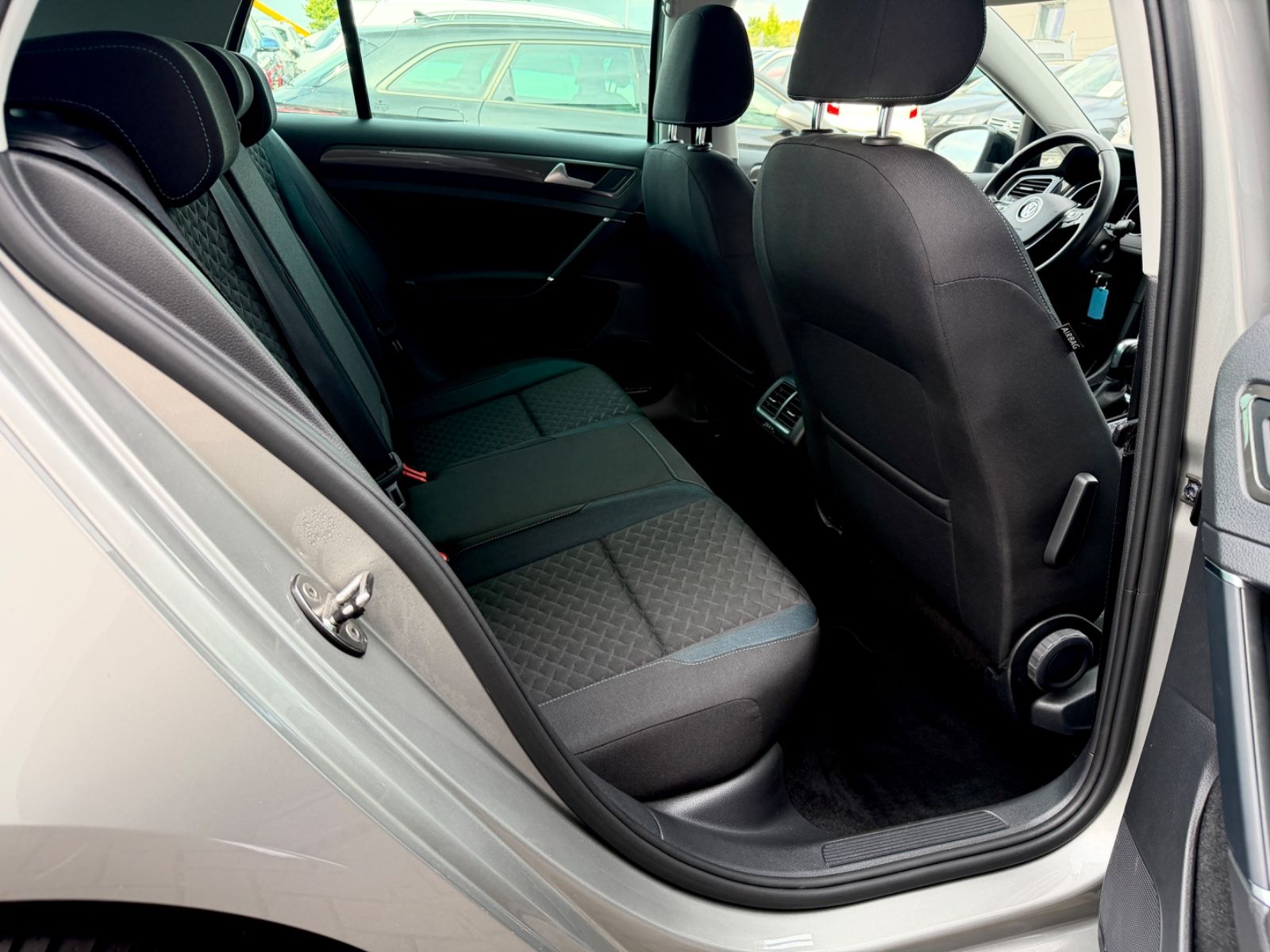 Volkswagen Golf 7 Lim. 1.5 TSI DSG IQ.DRIVE /LED/ACC/GARANT - Bild 15 Volkswagen Golf 7 Lim. 1.5 TSI DSG IQ.DRIVE /LED/ACC/GARANT in TUNGSTEN SILVER als Limousine - Fahrzeugfoto 15