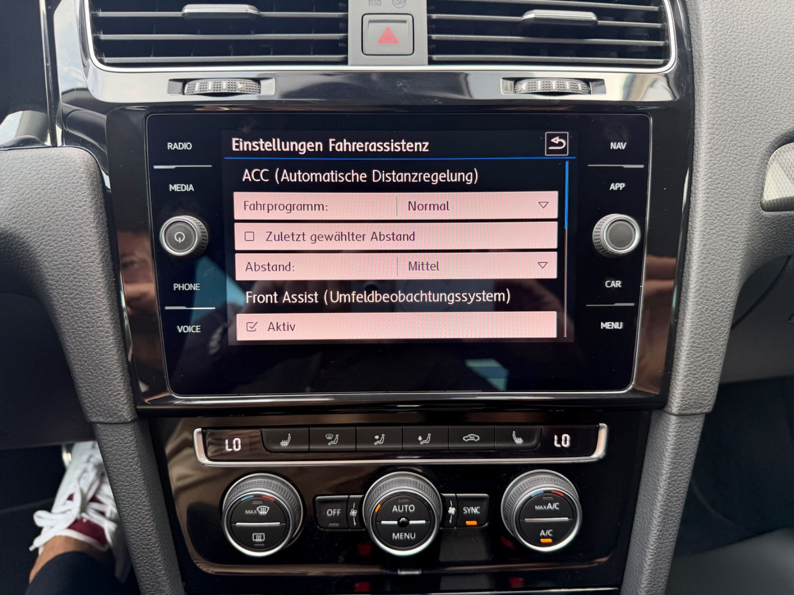 Volkswagen Golf 7 Lim. 1.5 TSI DSG IQ.DRIVE /LED/ACC/GARANT - Bild 16 Volkswagen Golf 7 Lim. 1.5 TSI DSG IQ.DRIVE /LED/ACC/GARANT in TUNGSTEN SILVER als Limousine - Fahrzeugfoto 16