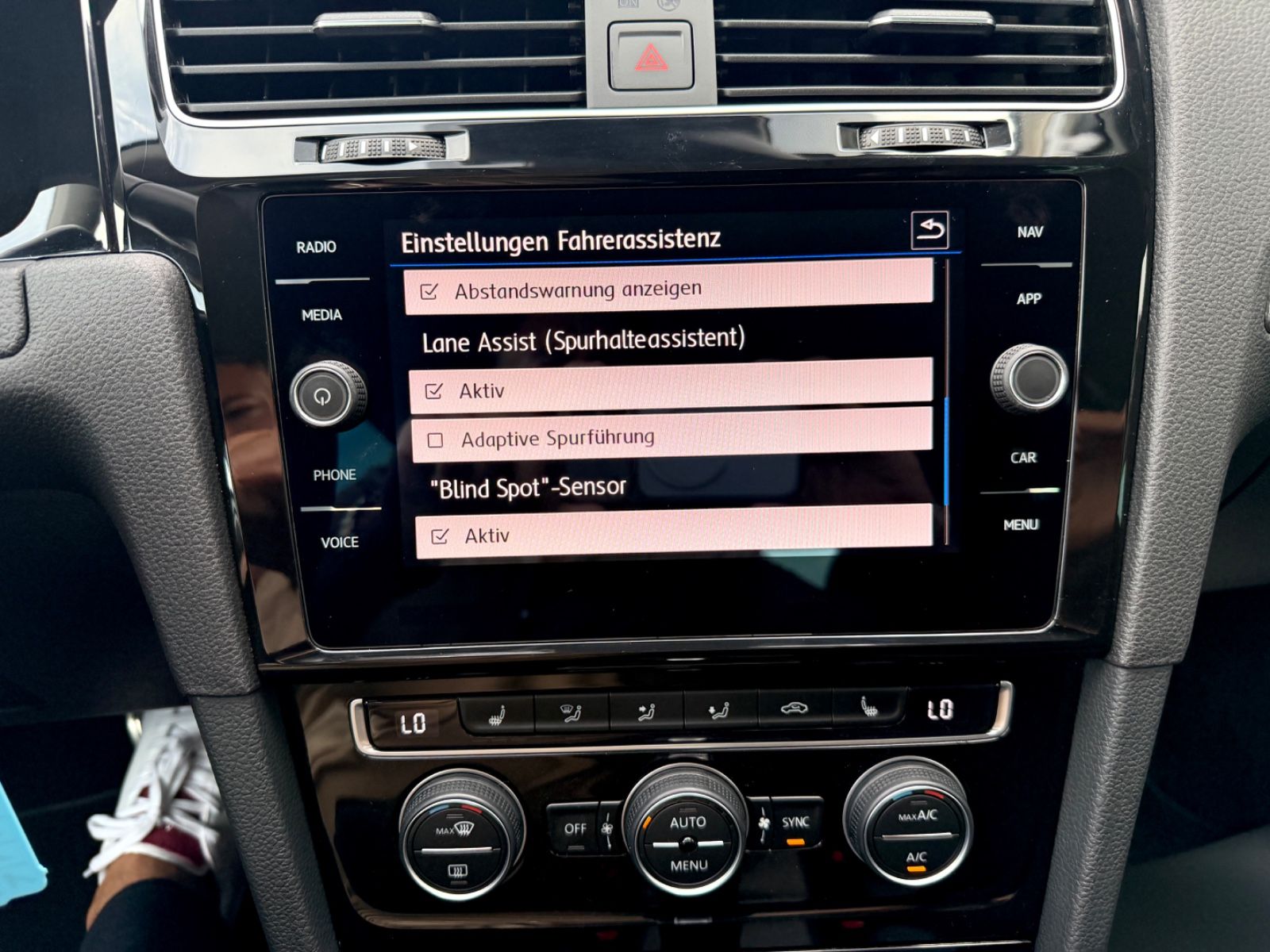 Volkswagen Golf 7 Lim. 1.5 TSI DSG IQ.DRIVE /LED/ACC/GARANT - Bild 17 Volkswagen Golf 7 Lim. 1.5 TSI DSG IQ.DRIVE /LED/ACC/GARANT in TUNGSTEN SILVER als Limousine - Fahrzeugfoto 17