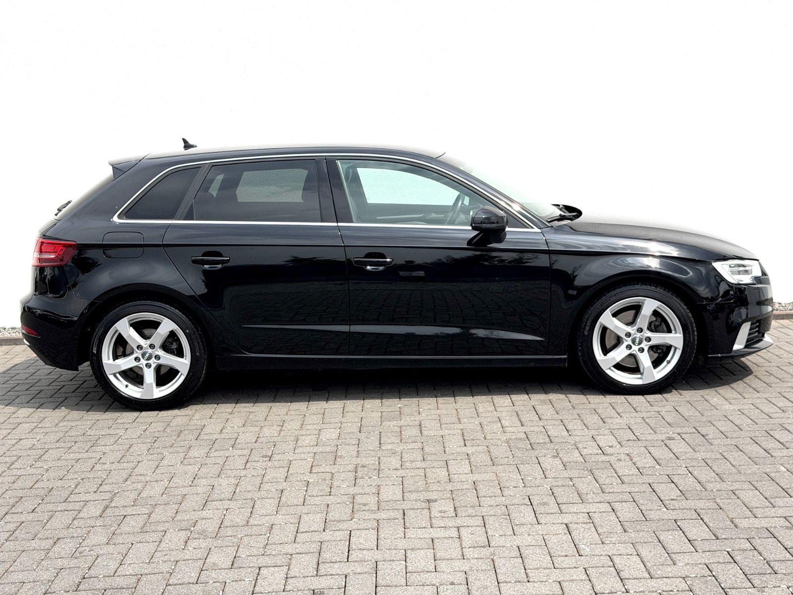 Audi A3 Sportback 35 TDI sport /LED/ACC/PDC/GARANTIE/ - Bild 4 Audi A3 Sportback 35 TDI sport /LED/ACC/PDC/GARANTIE/ in Mythosschwarz Metallic als Limousine - Fahrzeugfoto 4
