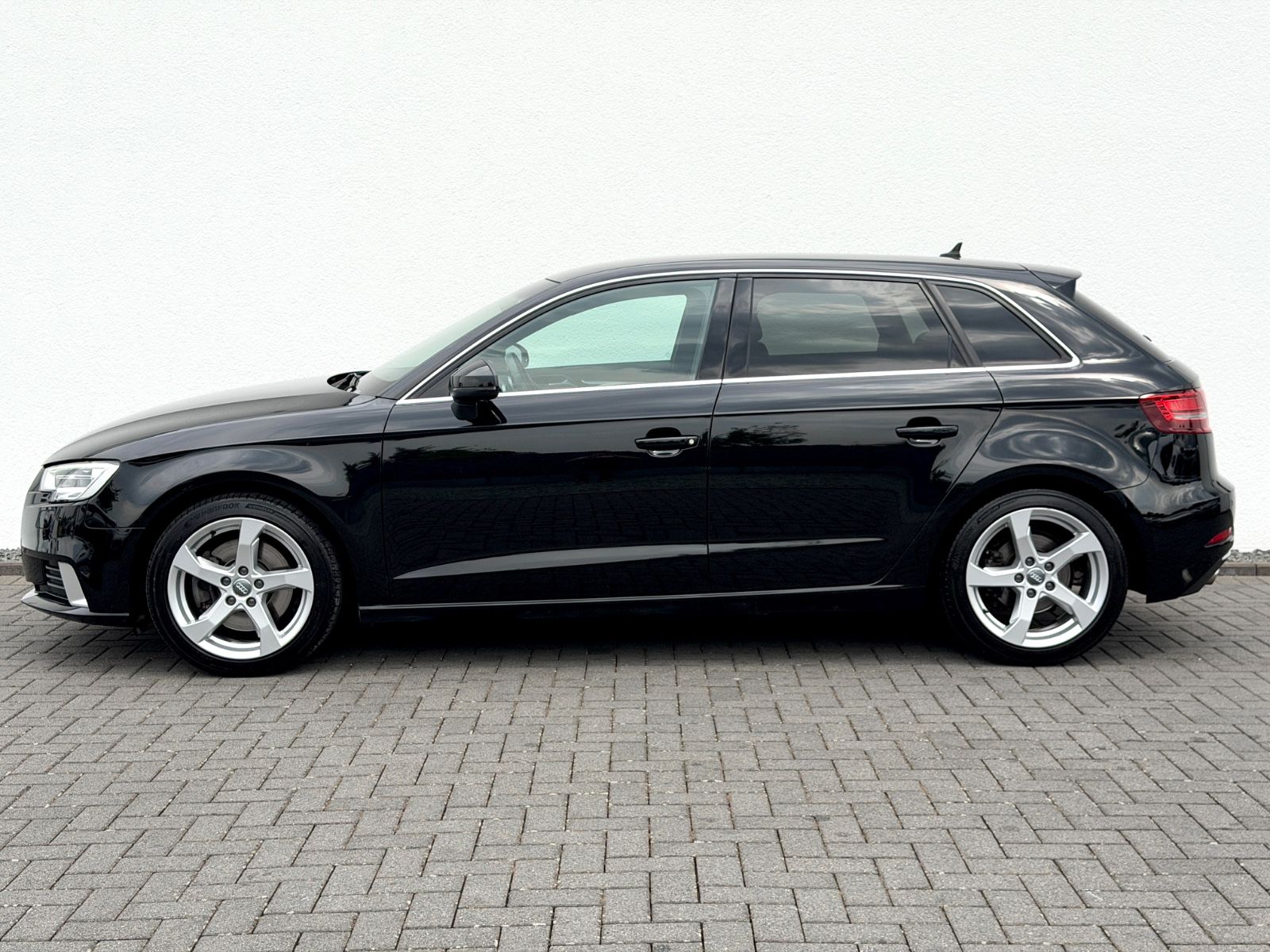 Audi A3 Sportback 35 TDI sport /LED/ACC/PDC/GARANTIE/ - Bild 8 Audi A3 Sportback 35 TDI sport /LED/ACC/PDC/GARANTIE/ in Mythosschwarz Metallic als Limousine - Fahrzeugfoto 8