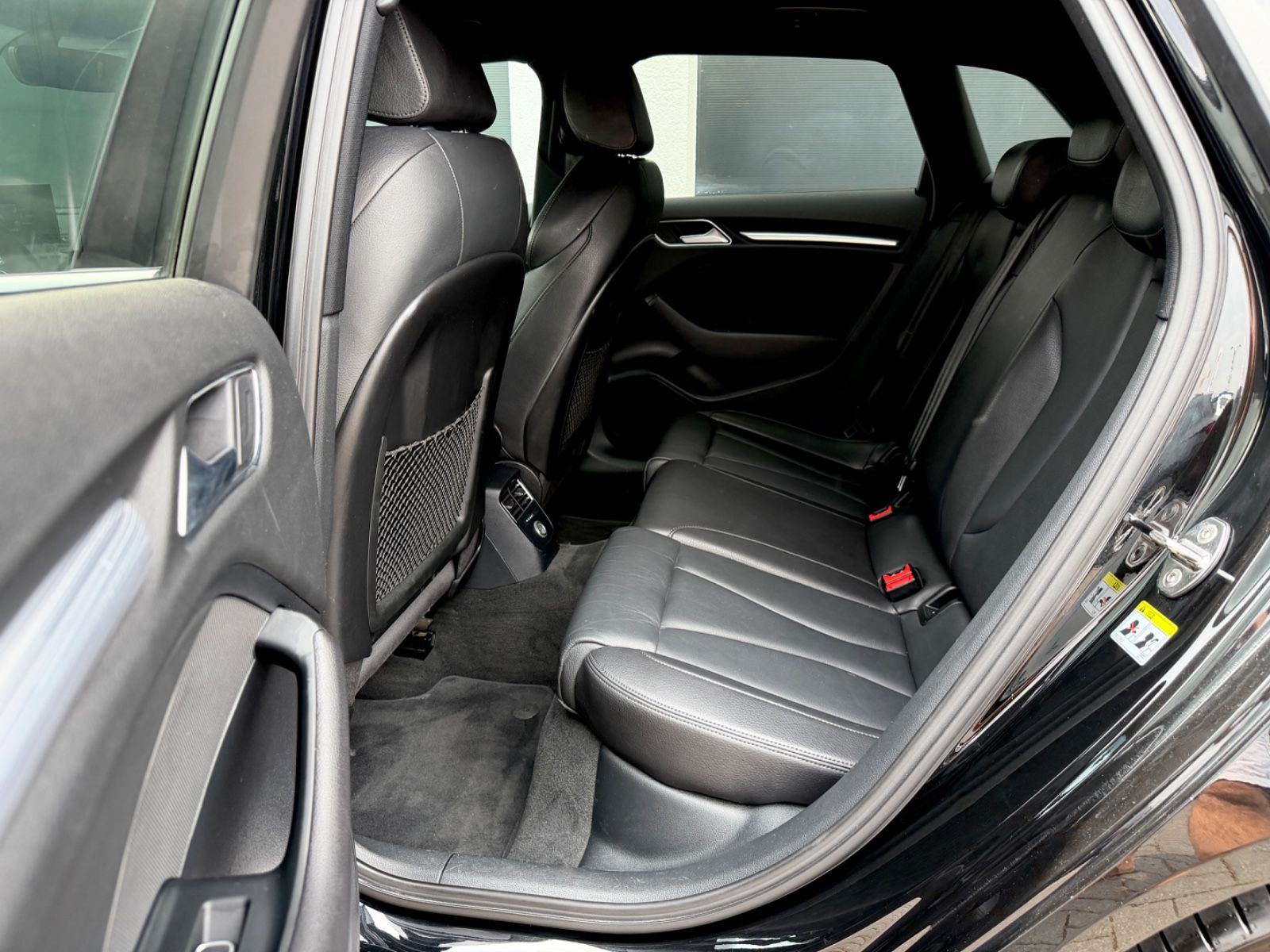 Audi A3 Sportback 35 TDI sport /LED/ACC/PDC/GARANTIE/ - Bild 14 Audi A3 Sportback 35 TDI sport /LED/ACC/PDC/GARANTIE/ in Mythosschwarz Metallic als Limousine - Fahrzeugfoto 14