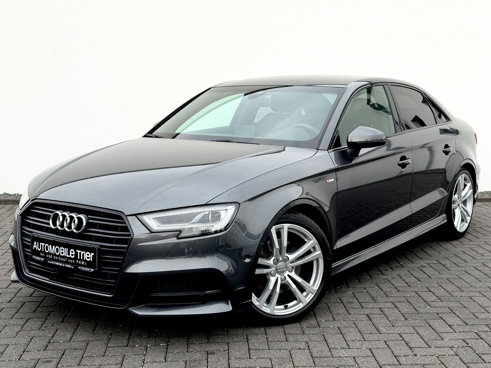 Audi A3 Limousine 35 TDI S line Sport Plus Paket in Grau - Fahrzeugfoto 1