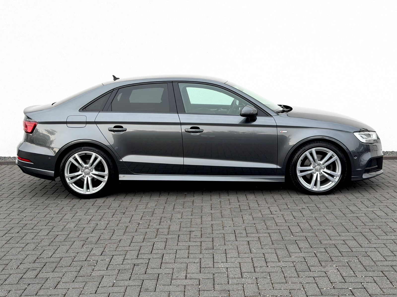 Audi A3 Limousine 35 TDI S line Sport Plus Paket - Bild 4 Audi A3 Limousine 35 TDI S line Sport Plus Paket in DAYTONAGRAU - Fahrzeugfoto 4