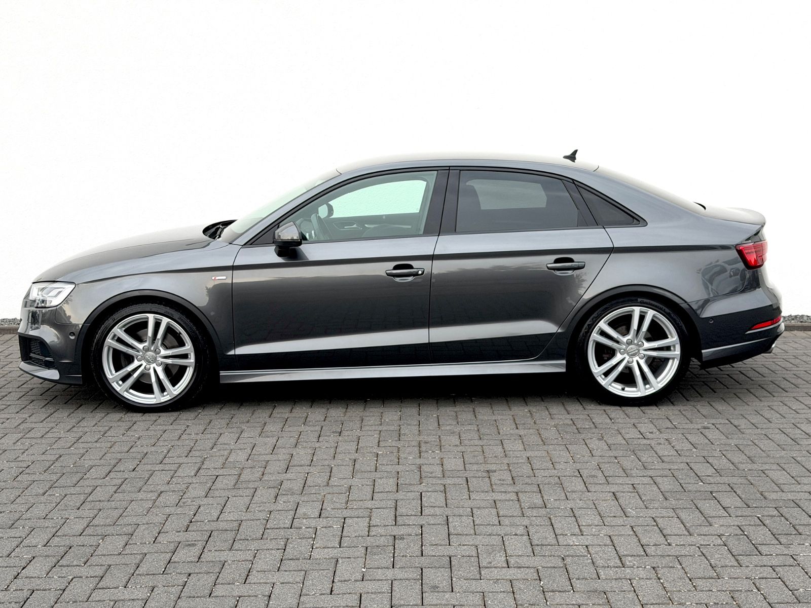 Audi A3 Limousine 35 TDI S line Sport Plus Paket - Bild 8 Audi A3 Limousine 35 TDI S line Sport Plus Paket in DAYTONAGRAU - Fahrzeugfoto 8