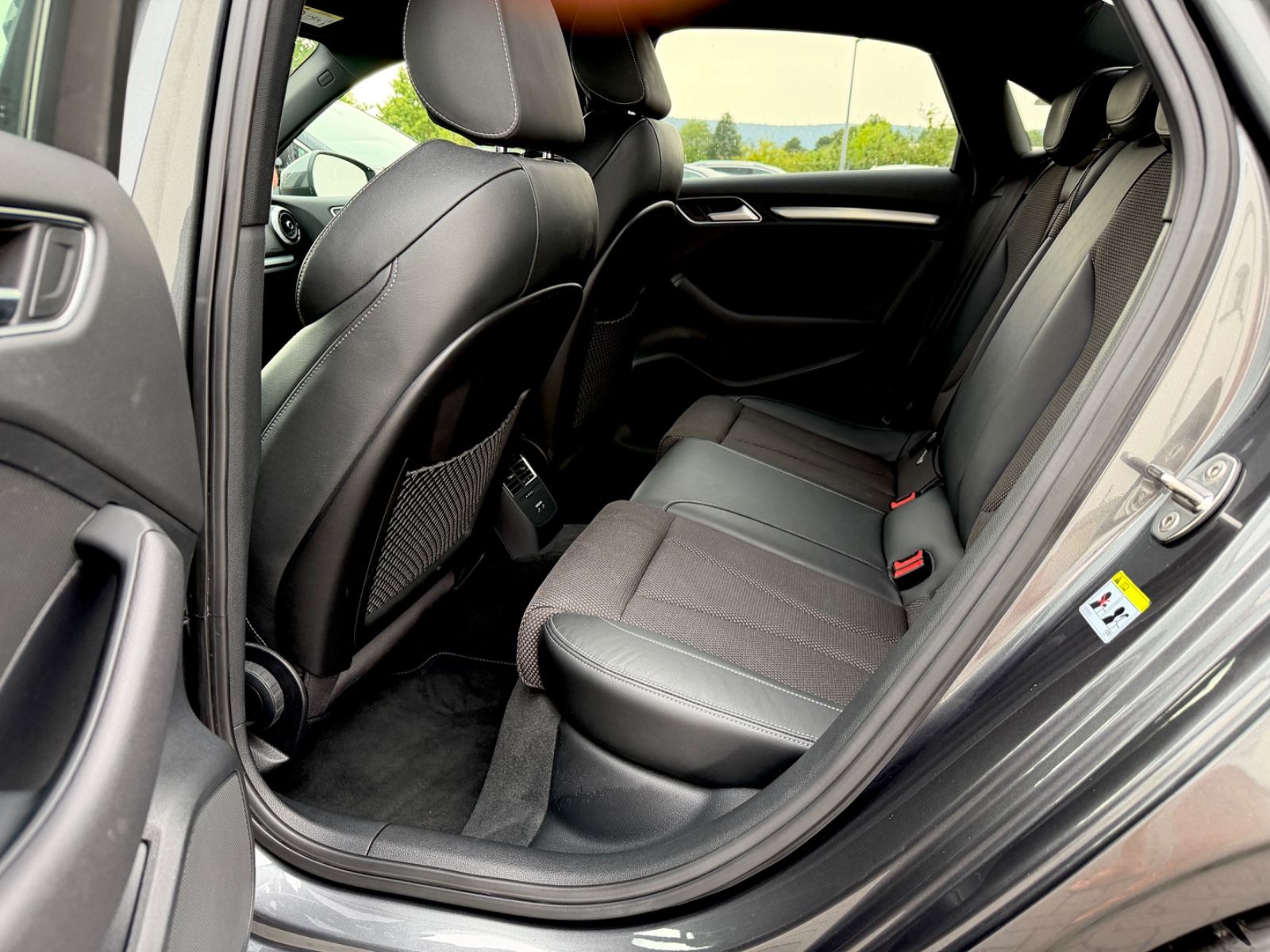Audi A3 Limousine 35 TDI S line Sport Plus Paket - Bild 13 Audi A3 Limousine 35 TDI S line Sport Plus Paket in DAYTONAGRAU - Fahrzeugfoto 13