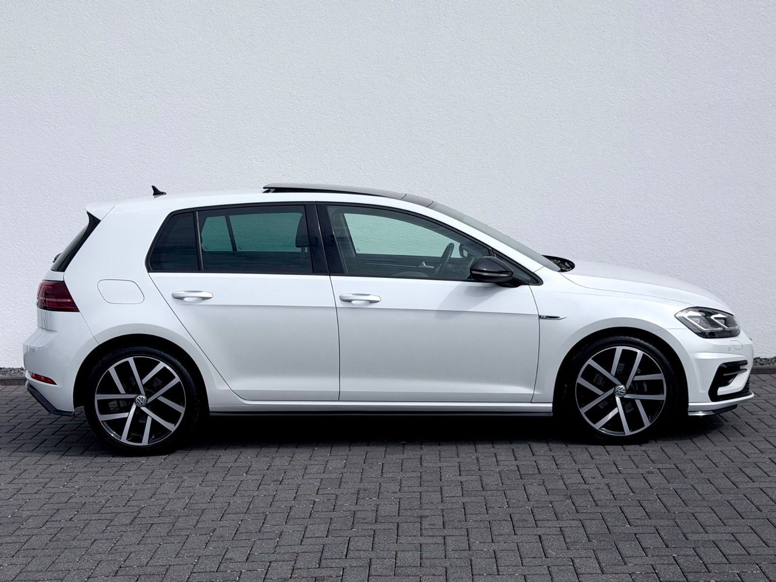 Volkswagen Golf 7 Lim. R line /PANO/NAVI/LED/CAM/GARANTIE/ - Bild 4 Volkswagen Golf 7 Lim. R line /PANO/NAVI/LED/CAM/GARANTIE/ in Weiß als Limousine - Fahrzeugfoto 4
