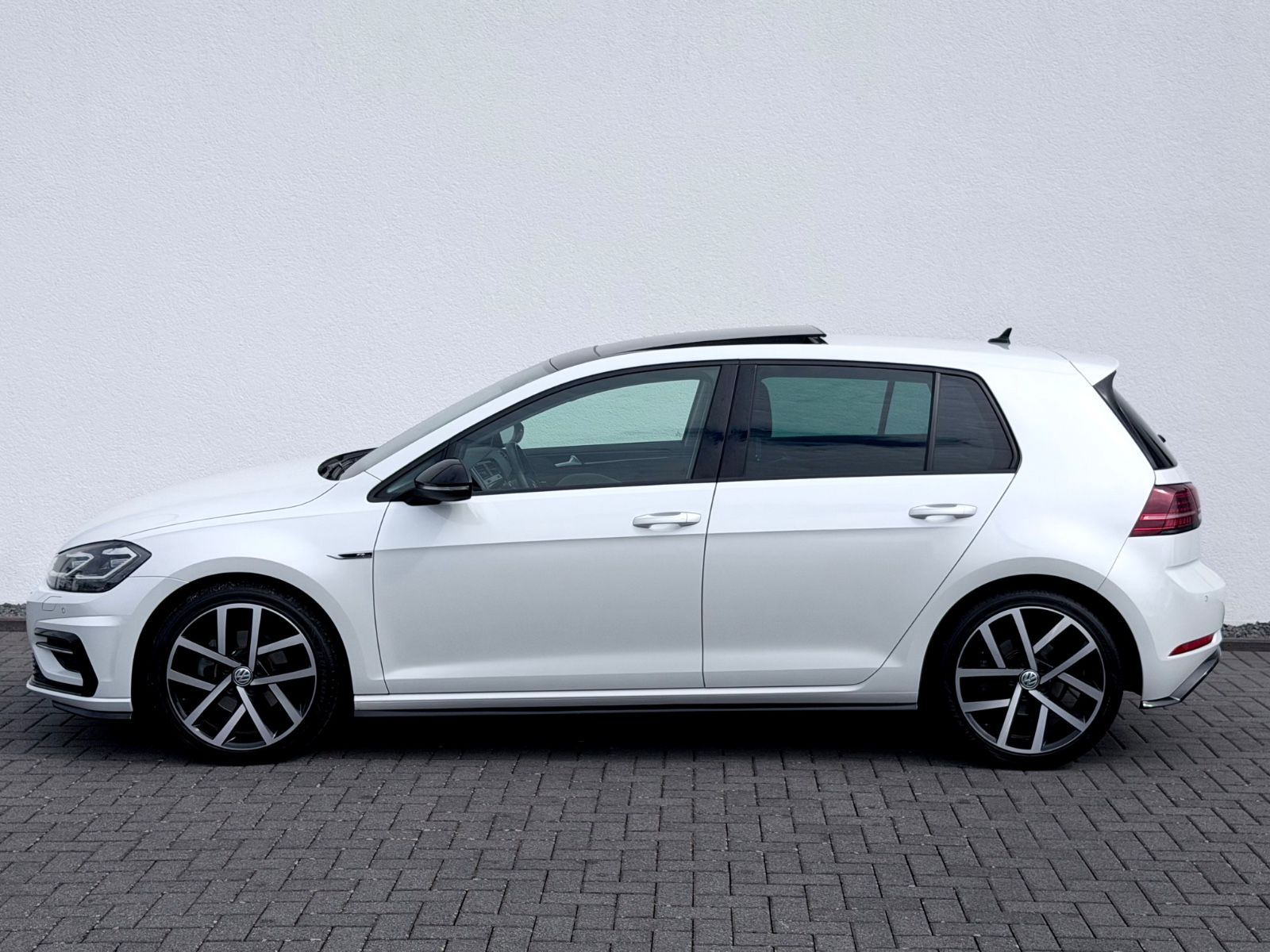 Volkswagen Golf 7 Lim. R line /PANO/NAVI/LED/CAM/GARANTIE/ - Bild 8 Volkswagen Golf 7 Lim. R line /PANO/NAVI/LED/CAM/GARANTIE/ in Weiß als Limousine - Fahrzeugfoto 8