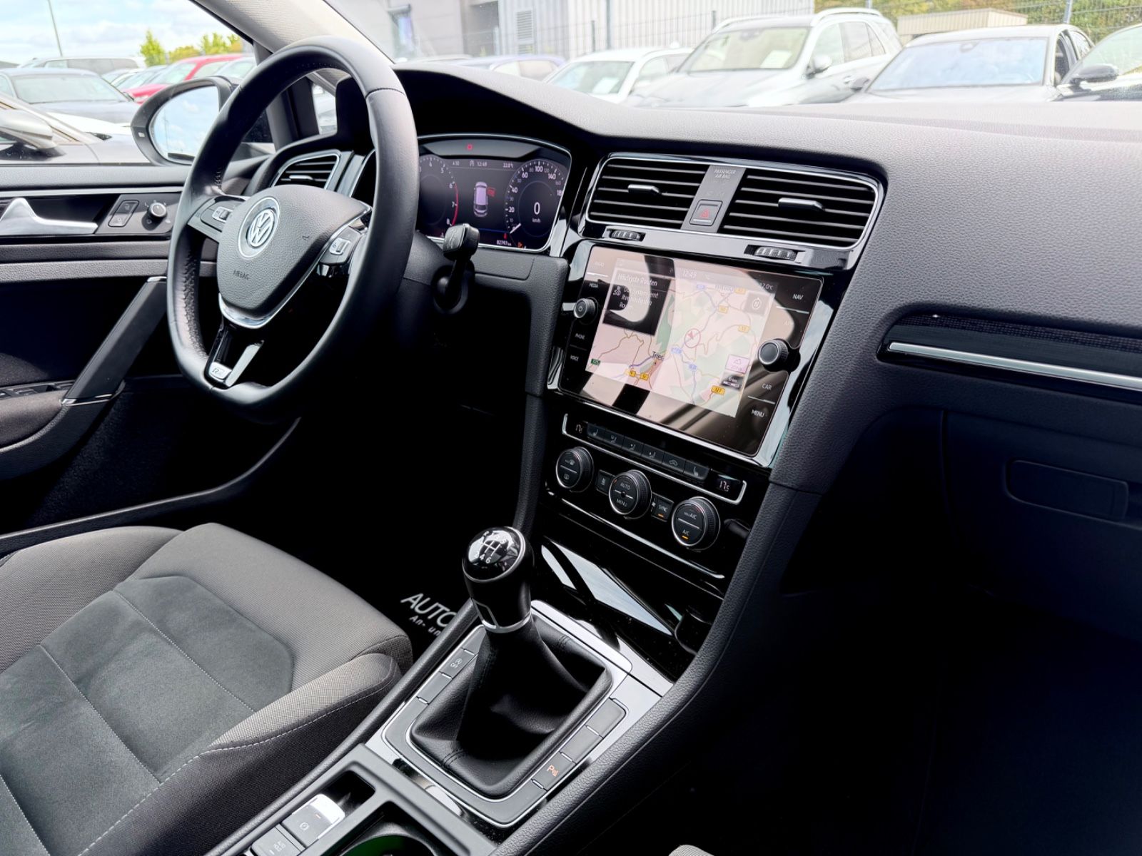 Volkswagen Golf 7 Lim. R line /PANO/NAVI/LED/CAM/GARANTIE/ - Bild 12 Volkswagen Golf 7 Lim. R line /PANO/NAVI/LED/CAM/GARANTIE/ in Weiß als Limousine - Fahrzeugfoto 12