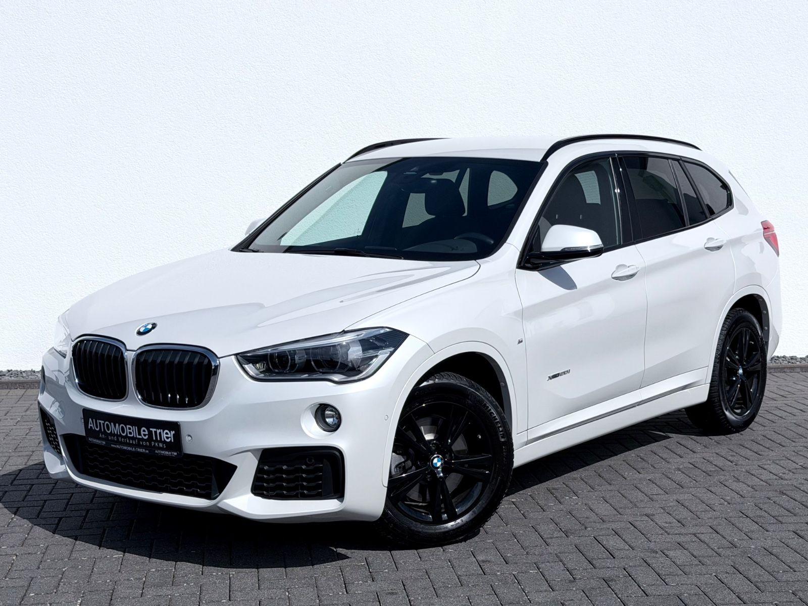 BMW X1 20i xDrive M Sport Paket /NAVI/LED/CAM/1.HAND in Weiß als SUV/Geländewagen/Pickup - Fahrzeugfoto 1