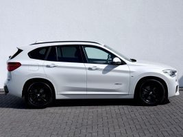 BMW X1 20i xDrive M Sport Paket /NAVI/LED/CAM/1.HAND in Weiß als SUV/Geländewagen/Pickup - Fahrzeugfoto 4