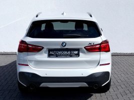BMW X1 20i xDrive M Sport Paket /NAVI/LED/CAM/1.HAND in Weiß als SUV/Geländewagen/Pickup - Fahrzeugfoto 6