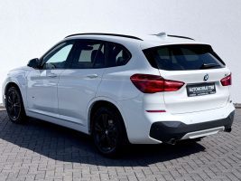 BMW X1 20i xDrive M Sport Paket /NAVI/LED/CAM/1.HAND in Weiß als SUV/Geländewagen/Pickup - Fahrzeugfoto 7