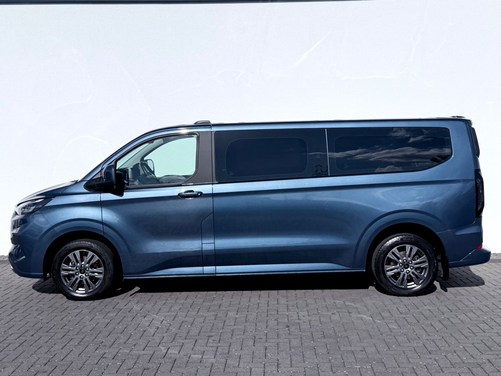 Ford Tourneo Custom 2.0 EcoBlue L2 Titanium 9.Sitzer - Bild 8 Ford Tourneo Custom 2.0 EcoBlue L2 Titanium 9.Sitzer als Van/Minibus - Fahrzeugfoto 8