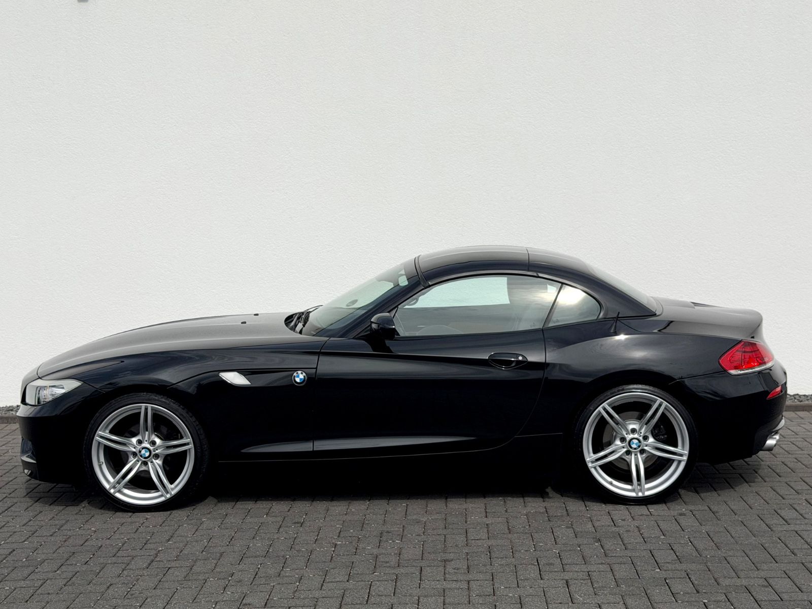 BMW Z4 Roadster 2.0i sdrive // M Sport Paket // - Bild 17 BMW Z4 Roadster 2.0i sdrive // M Sport Paket // in Schwarz als Cabrio/Roadster - Fahrzeugfoto 17