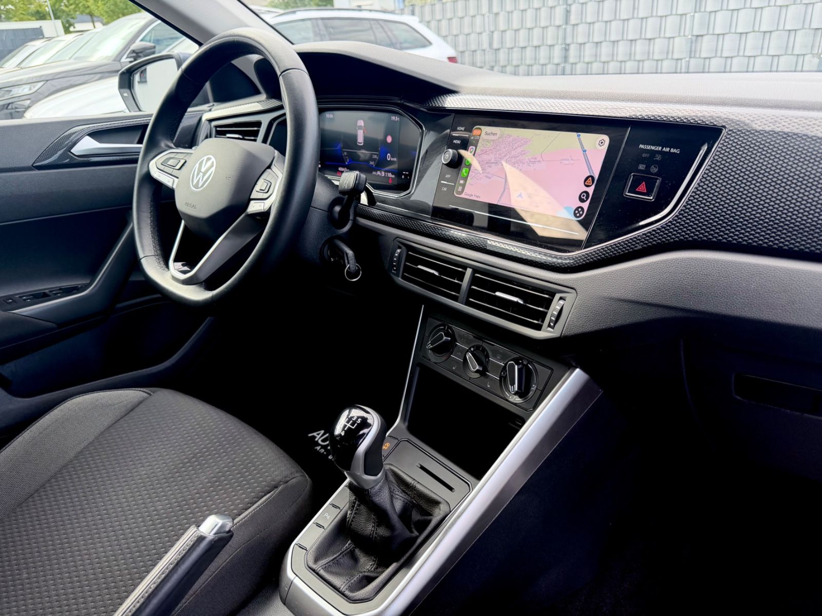 Volkswagen Polo VI /LED/PDC/CARPLAY/1.HAND/GARANTIE/ - Bild 12 Volkswagen Polo VI /LED/PDC/CARPLAY/1.HAND/GARANTIE/ in Schwarz als Limousine - Fahrzeugfoto 12
