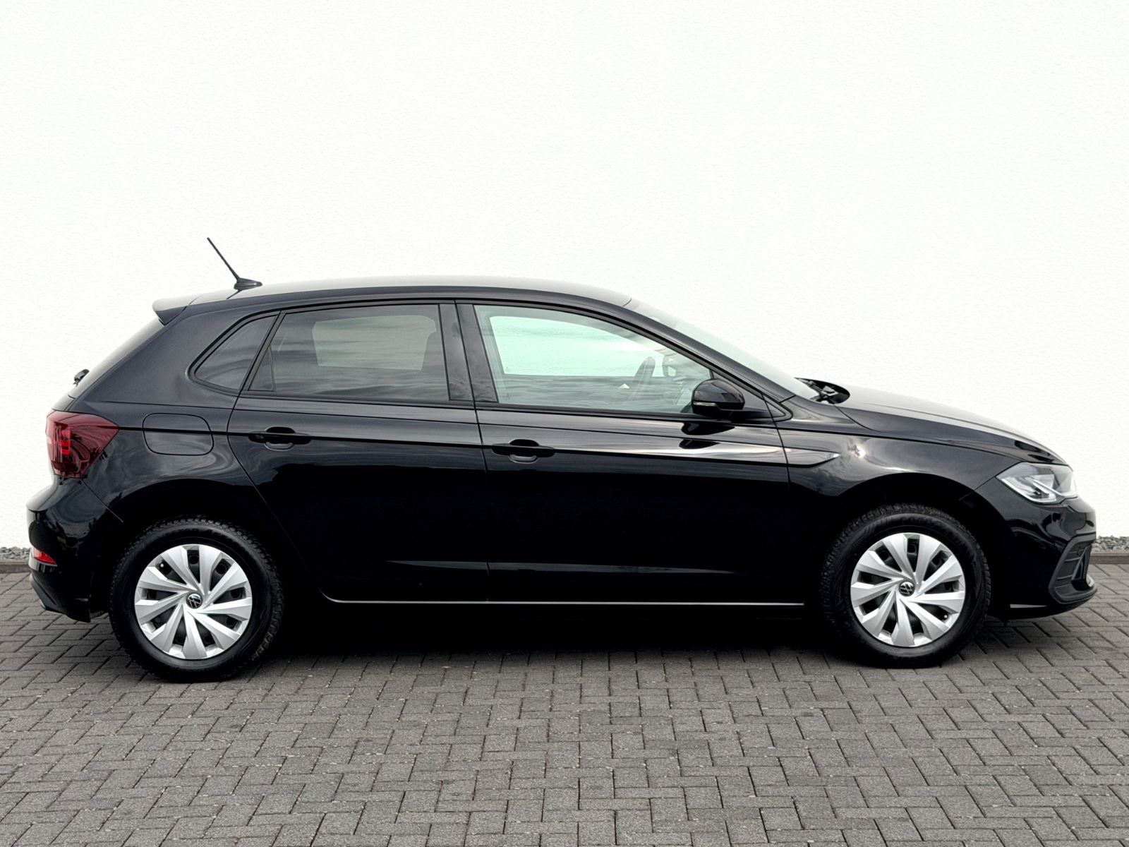 Volkswagen Polo VI /LED/PDC/CARPLAY/1.HAND/GARANTIE/ - Bild 4 Volkswagen Polo VI /LED/PDC/CARPLAY/1.HAND/GARANTIE/ in Schwarz als Limousine - Fahrzeugfoto 4