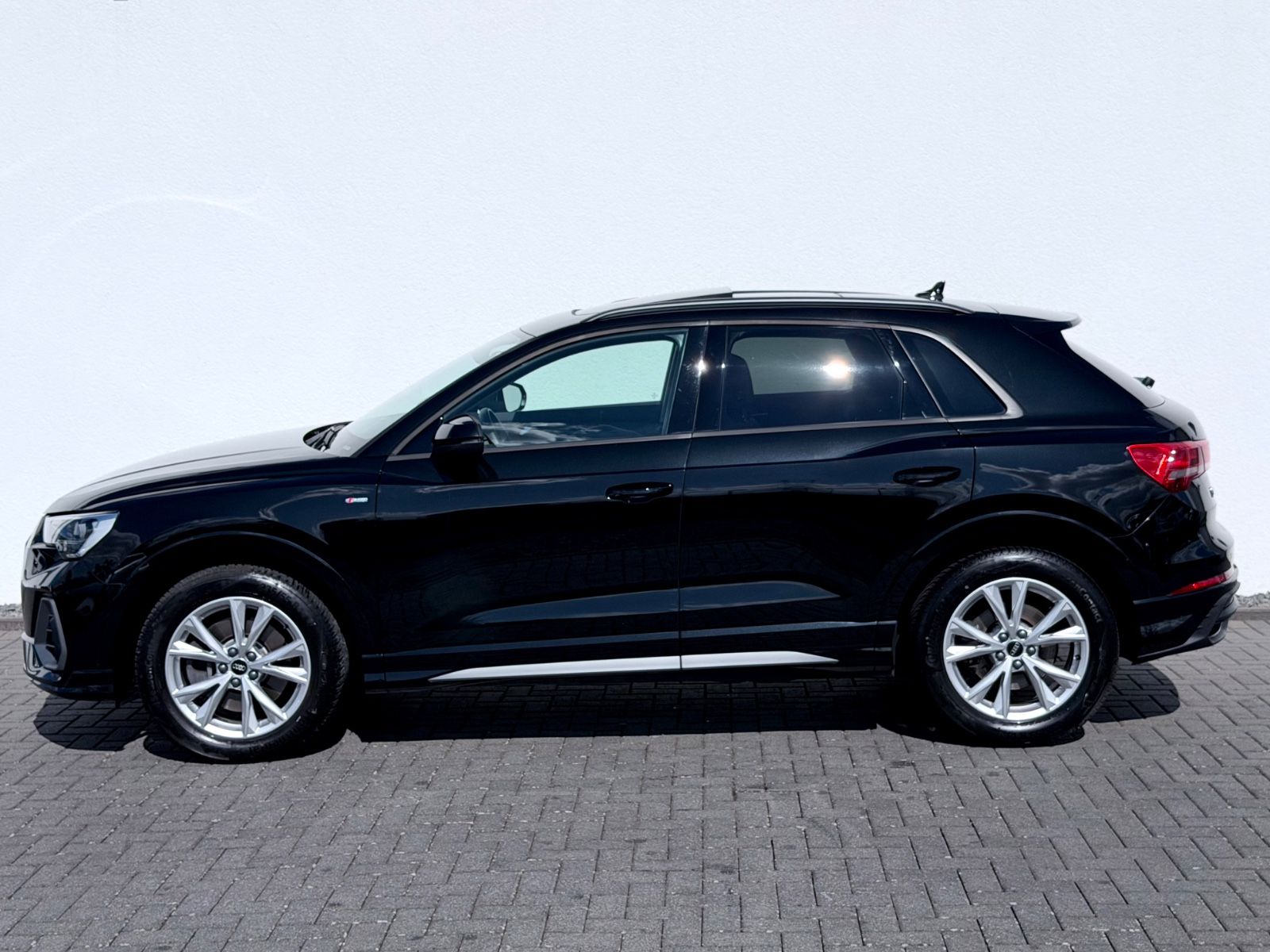 Audi Q3 40 TFSI quattro S line /NAVI/LED/PANO/1.HAND/ - Bild 8 Audi Q3 40 TFSI quattro S line /NAVI/LED/PANO/1.HAND/ in Schwarz als SUV/Geländewagen/Pickup - Fahrzeugfoto 8