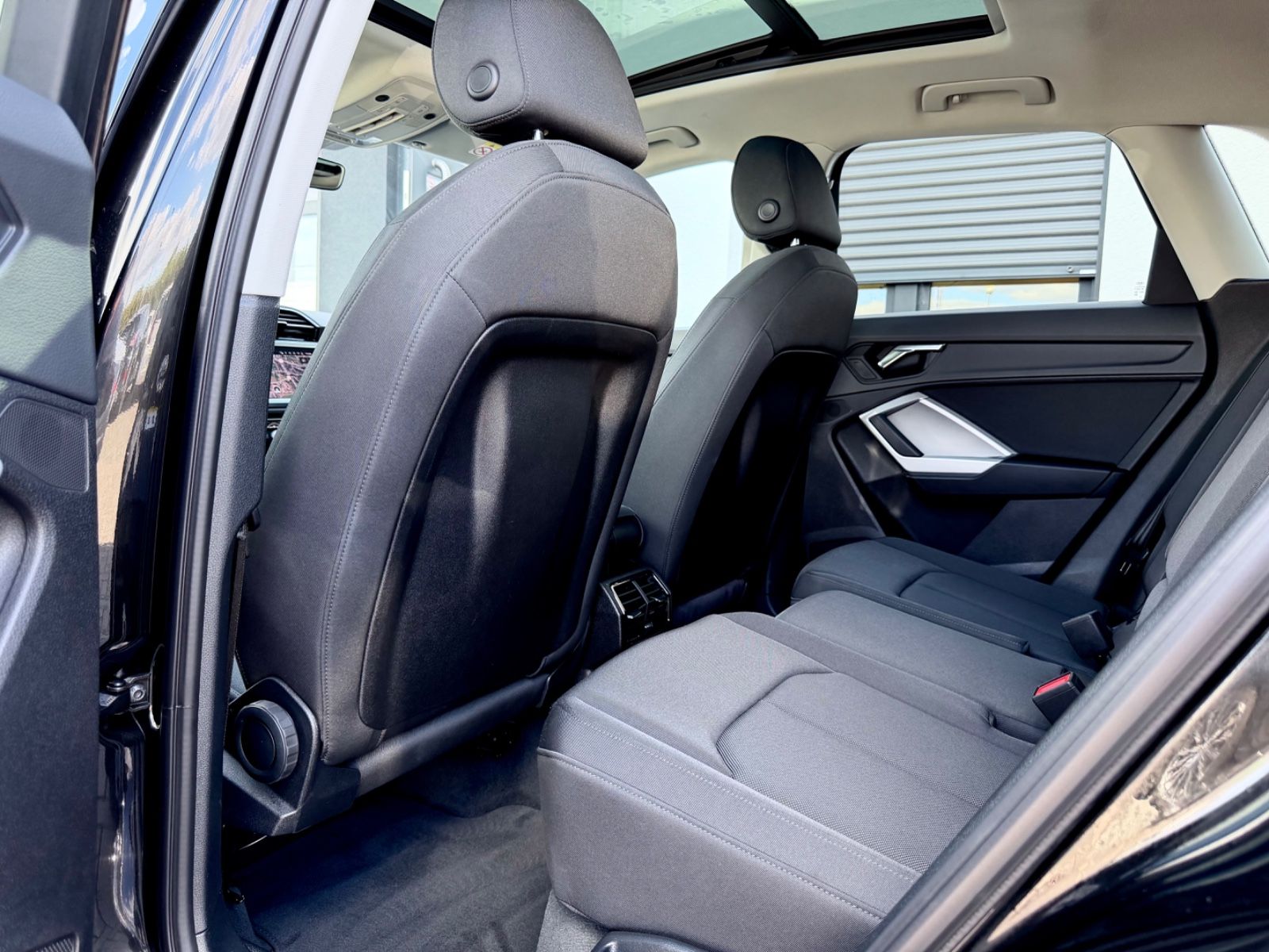 Audi Q3 40 TFSI quattro S line /NAVI/LED/PANO/1.HAND/ - Bild 14 Audi Q3 40 TFSI quattro S line /NAVI/LED/PANO/1.HAND/ in Schwarz als SUV/Geländewagen/Pickup - Fahrzeugfoto 14