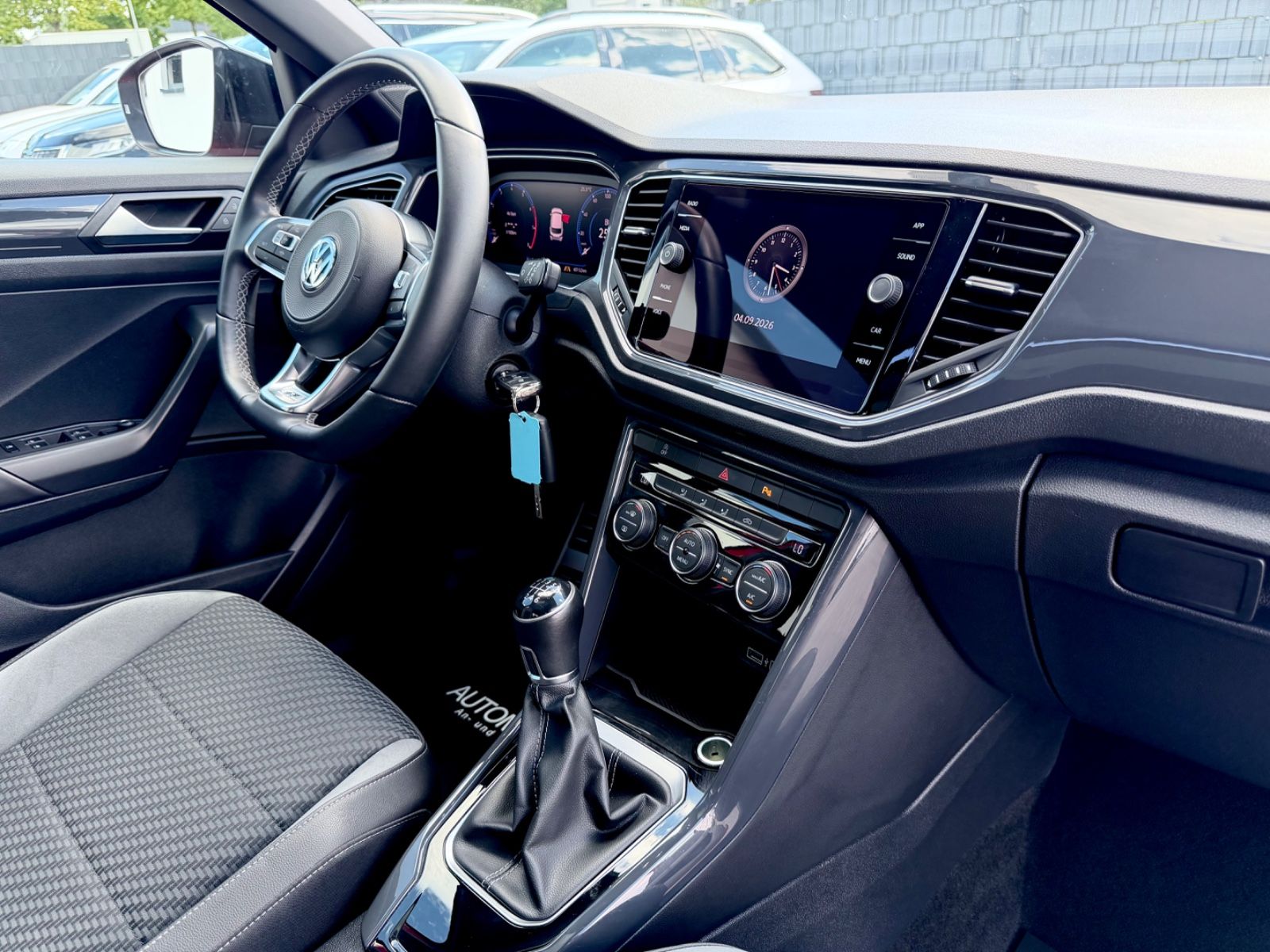 Volkswagen T-Roc 1.5 TSI R line /PANO/LED/CARPLAY/GARANTIE/ - Bild 10 Volkswagen T-Roc 1.5 TSI R line /PANO/LED/CARPLAY/GARANTIE/ in Rot als SUV/Geländewagen/Pickup - Fahrzeugfoto 10