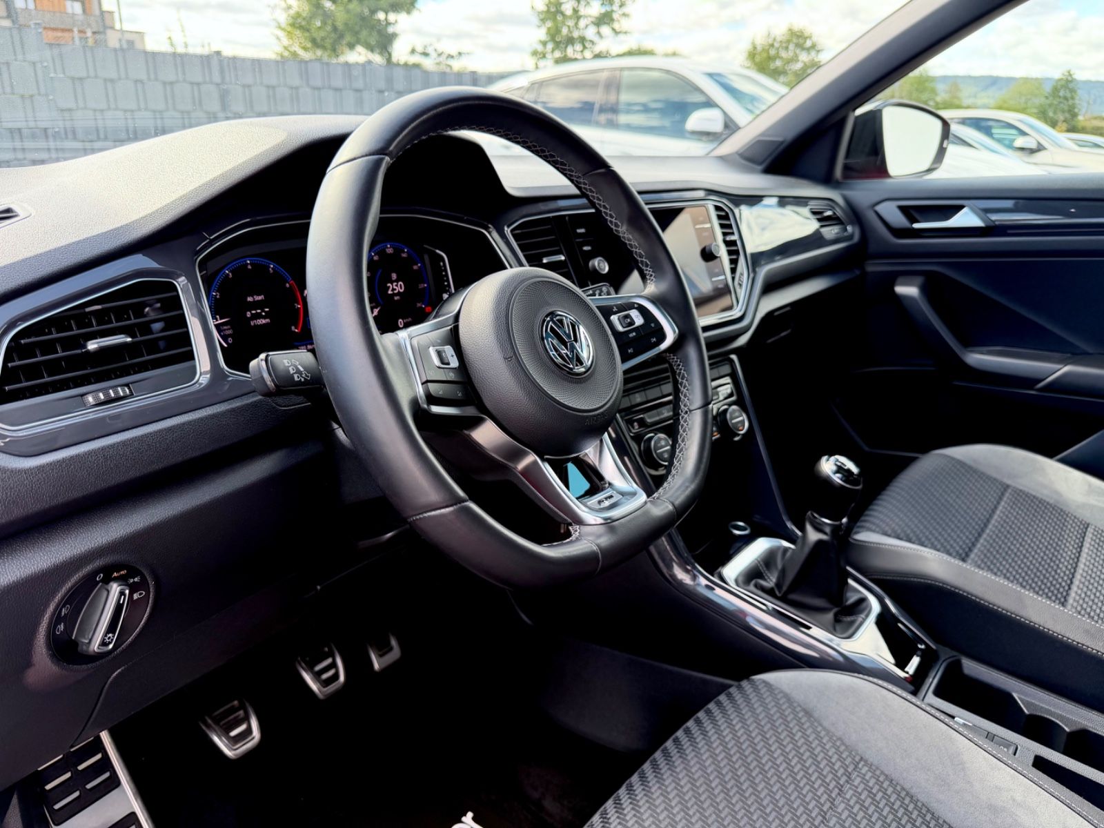 Volkswagen T-Roc 1.5 TSI R line /PANO/LED/CARPLAY/GARANTIE/ - Bild 11 Volkswagen T-Roc 1.5 TSI R line /PANO/LED/CARPLAY/GARANTIE/ in Rot als SUV/Geländewagen/Pickup - Fahrzeugfoto 11