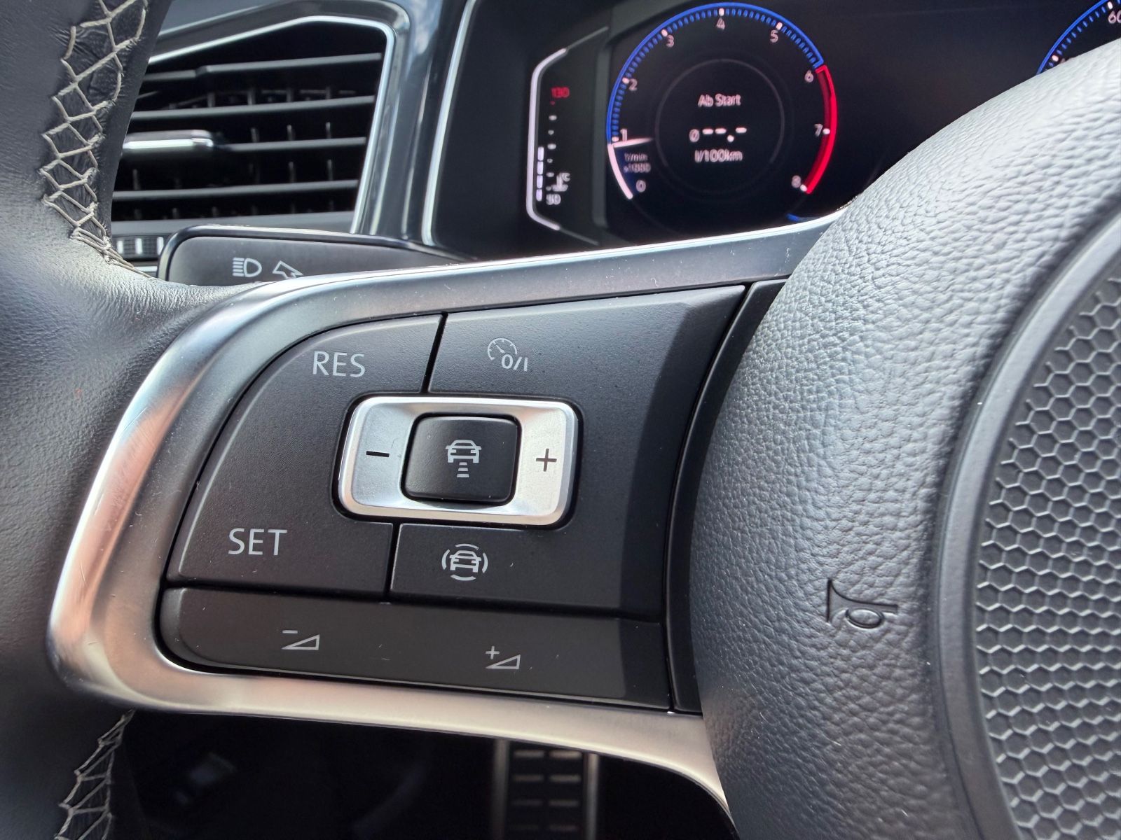 Volkswagen T-Roc 1.5 TSI R line /PANO/LED/CARPLAY/GARANTIE/ - Bild 14 Volkswagen T-Roc 1.5 TSI R line /PANO/LED/CARPLAY/GARANTIE/ in Rot als SUV/Geländewagen/Pickup - Fahrzeugfoto 14