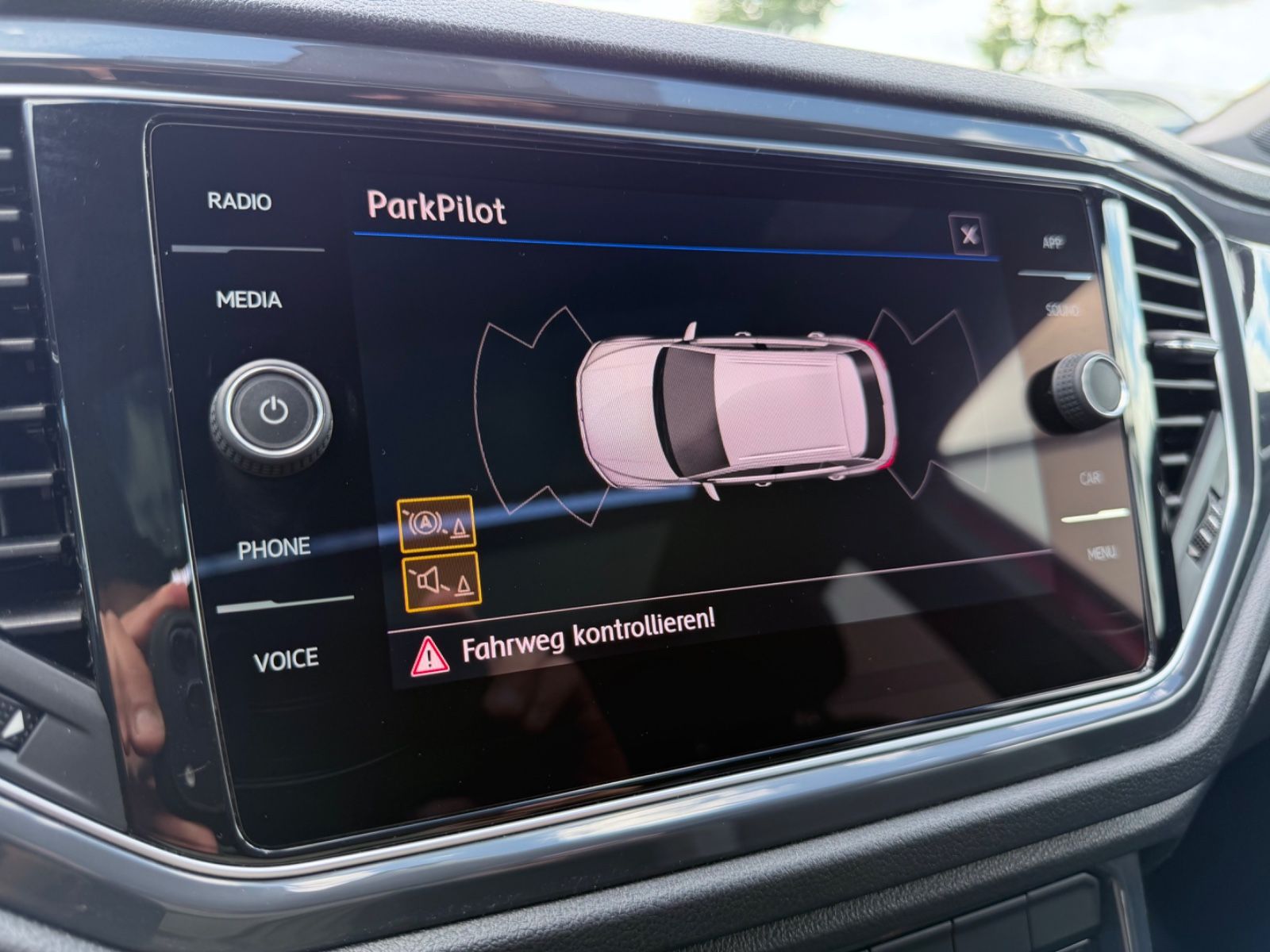 Volkswagen T-Roc 1.5 TSI R line /PANO/LED/CARPLAY/GARANTIE/ - Bild 16 Volkswagen T-Roc 1.5 TSI R line /PANO/LED/CARPLAY/GARANTIE/ in Rot als SUV/Geländewagen/Pickup - Fahrzeugfoto 16