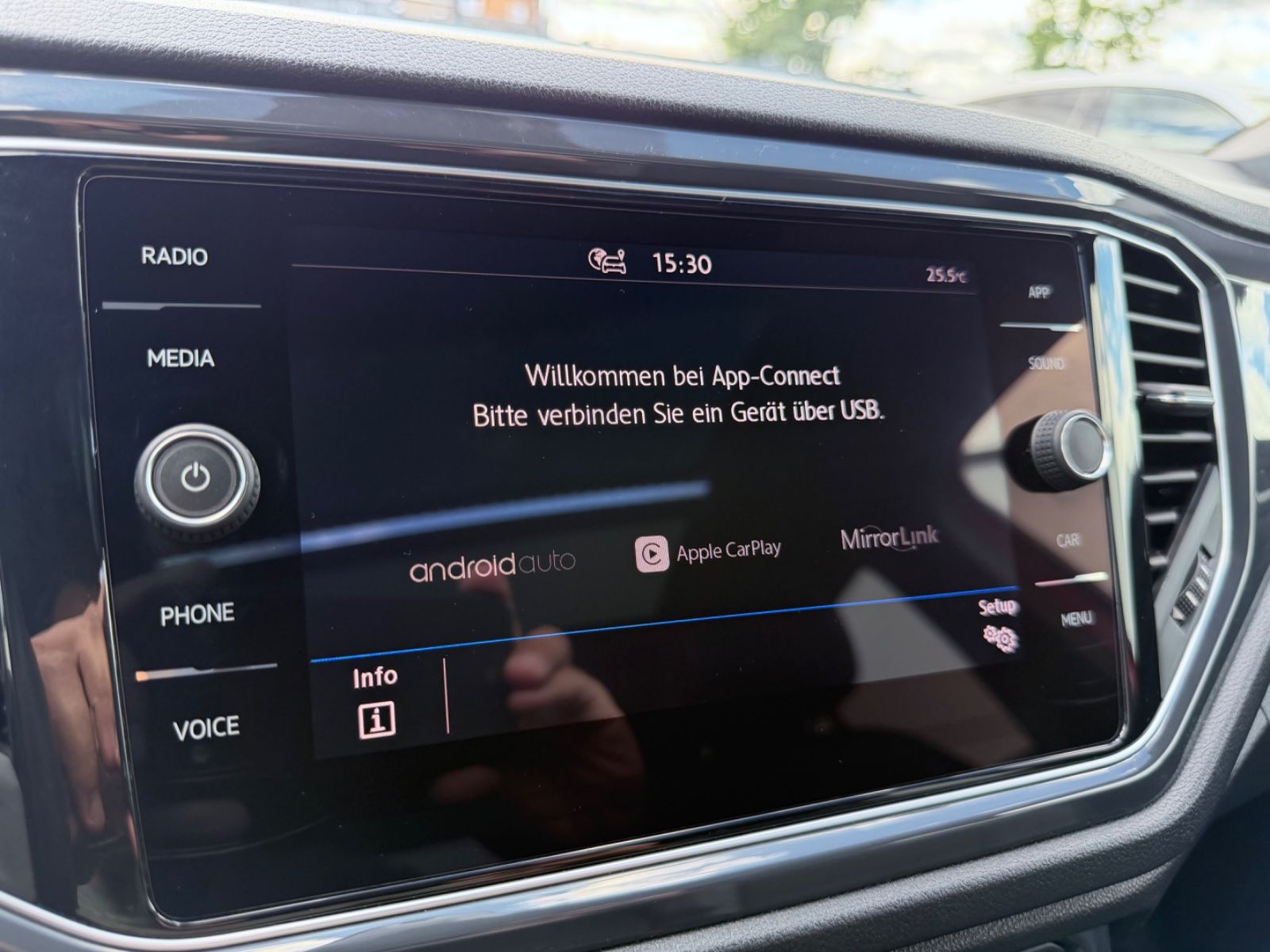 Volkswagen T-Roc 1.5 TSI R line /PANO/LED/CARPLAY/GARANTIE/ - Bild 17 Volkswagen T-Roc 1.5 TSI R line /PANO/LED/CARPLAY/GARANTIE/ in Rot als SUV/Geländewagen/Pickup - Fahrzeugfoto 17
