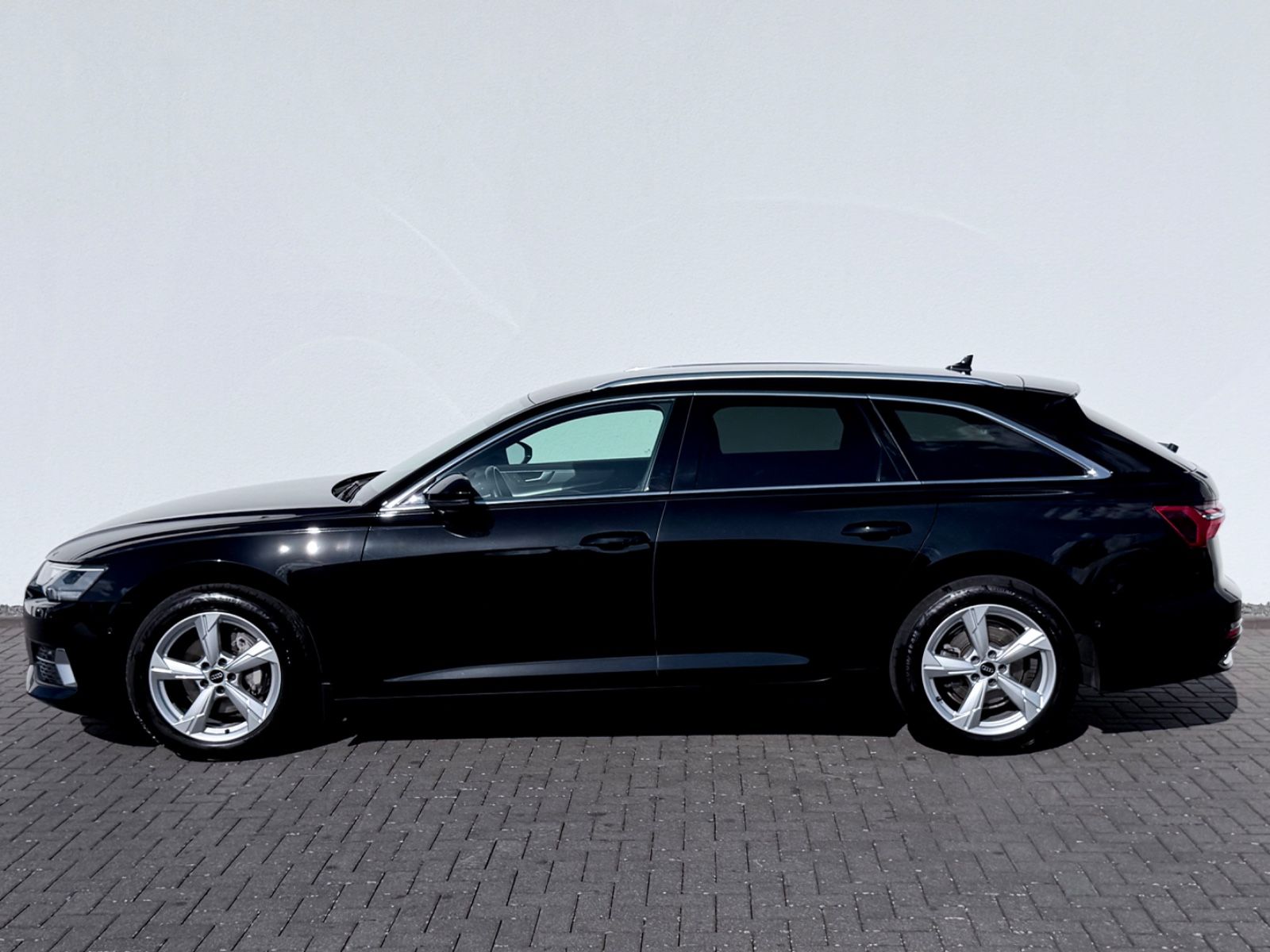 Audi A6 Avant 40 TDI quattro sport /NAVI/LED/ACC/CAM/ - Bild 8 Audi A6 Avant 40 TDI quattro sport /NAVI/LED/ACC/CAM/ in Schwarz als Kombi - Fahrzeugfoto 8