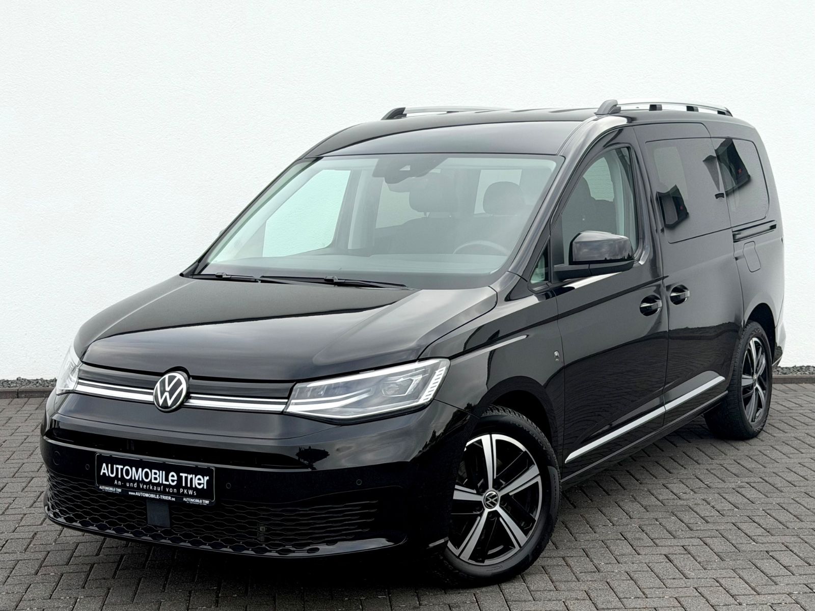 Volkswagen Caddy Maxi 2.0 TDI DSG /7.SITZER/LED/ACC/AHK/ in Schwarz als Van/Minibus - Fahrzeugfoto 1