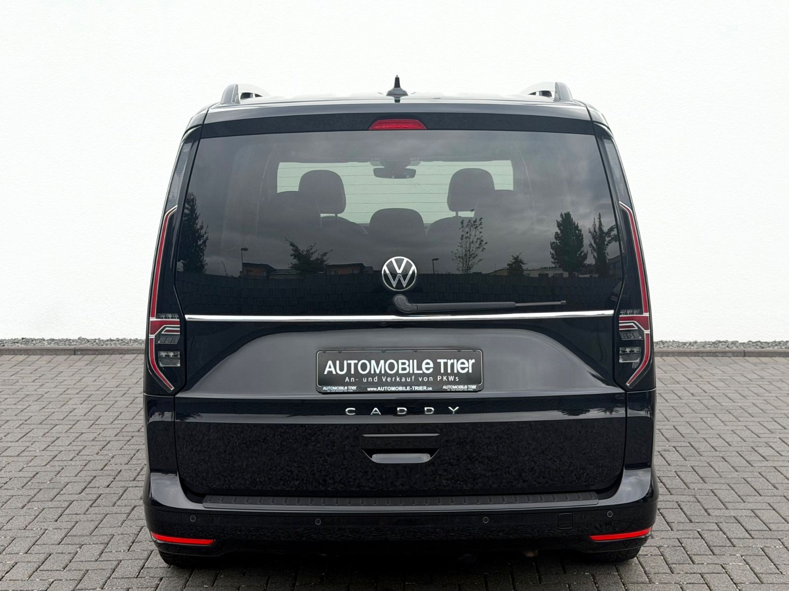 Volkswagen Caddy Maxi 2.0 TDI DSG /7.SITZER/LED/ACC/AHK/ - Bild 6 Volkswagen Caddy Maxi 2.0 TDI DSG /7.SITZER/LED/ACC/AHK/ in Schwarz als Van/Minibus - Fahrzeugfoto 6