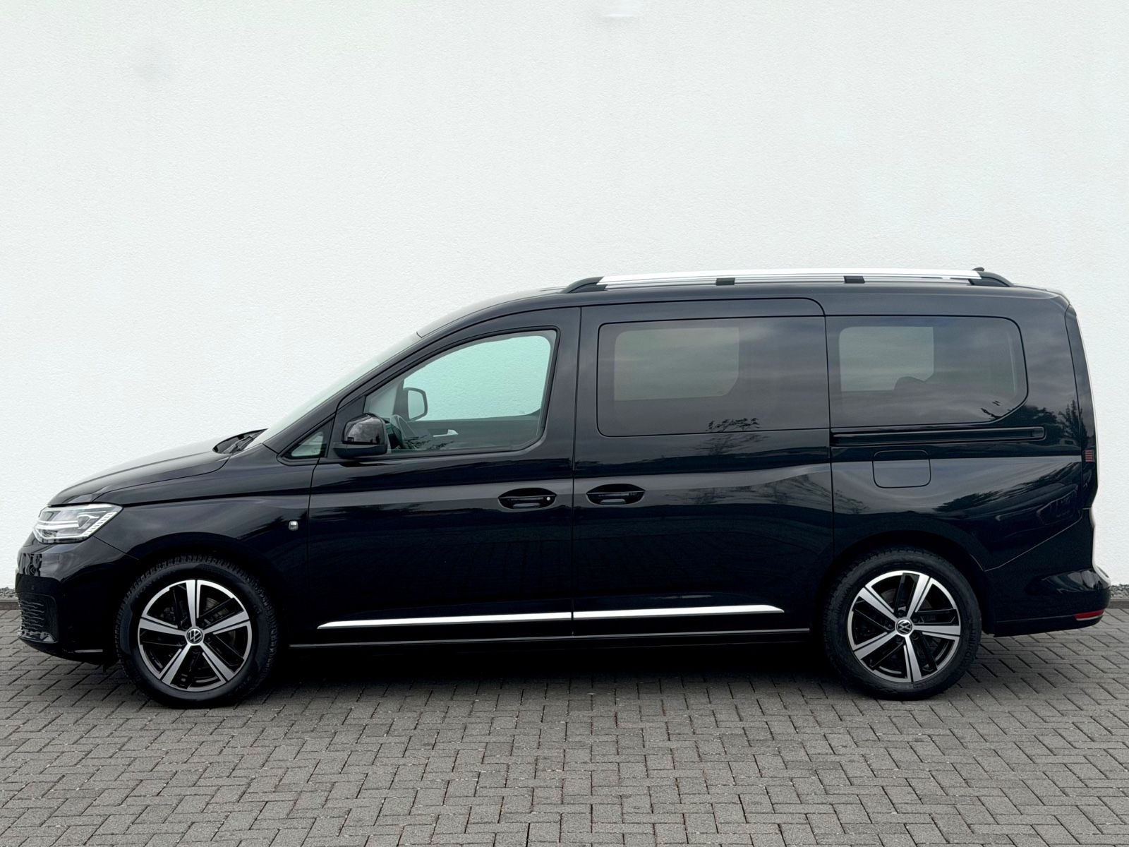 Volkswagen Caddy Maxi 2.0 TDI DSG /7.SITZER/LED/ACC/AHK/ - Bild 8 Volkswagen Caddy Maxi 2.0 TDI DSG /7.SITZER/LED/ACC/AHK/ in Schwarz als Van/Minibus - Fahrzeugfoto 8