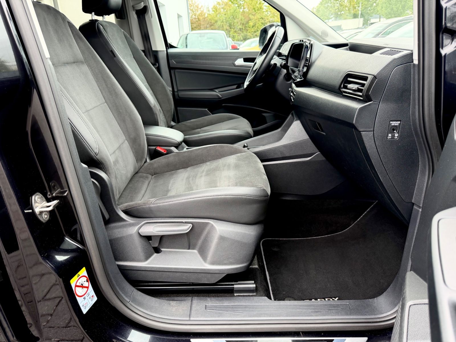 Volkswagen Caddy Maxi 2.0 TDI DSG /7.SITZER/LED/ACC/AHK/ - Bild 13 Volkswagen Caddy Maxi 2.0 TDI DSG /7.SITZER/LED/ACC/AHK/ in Schwarz als Van/Minibus - Fahrzeugfoto 13