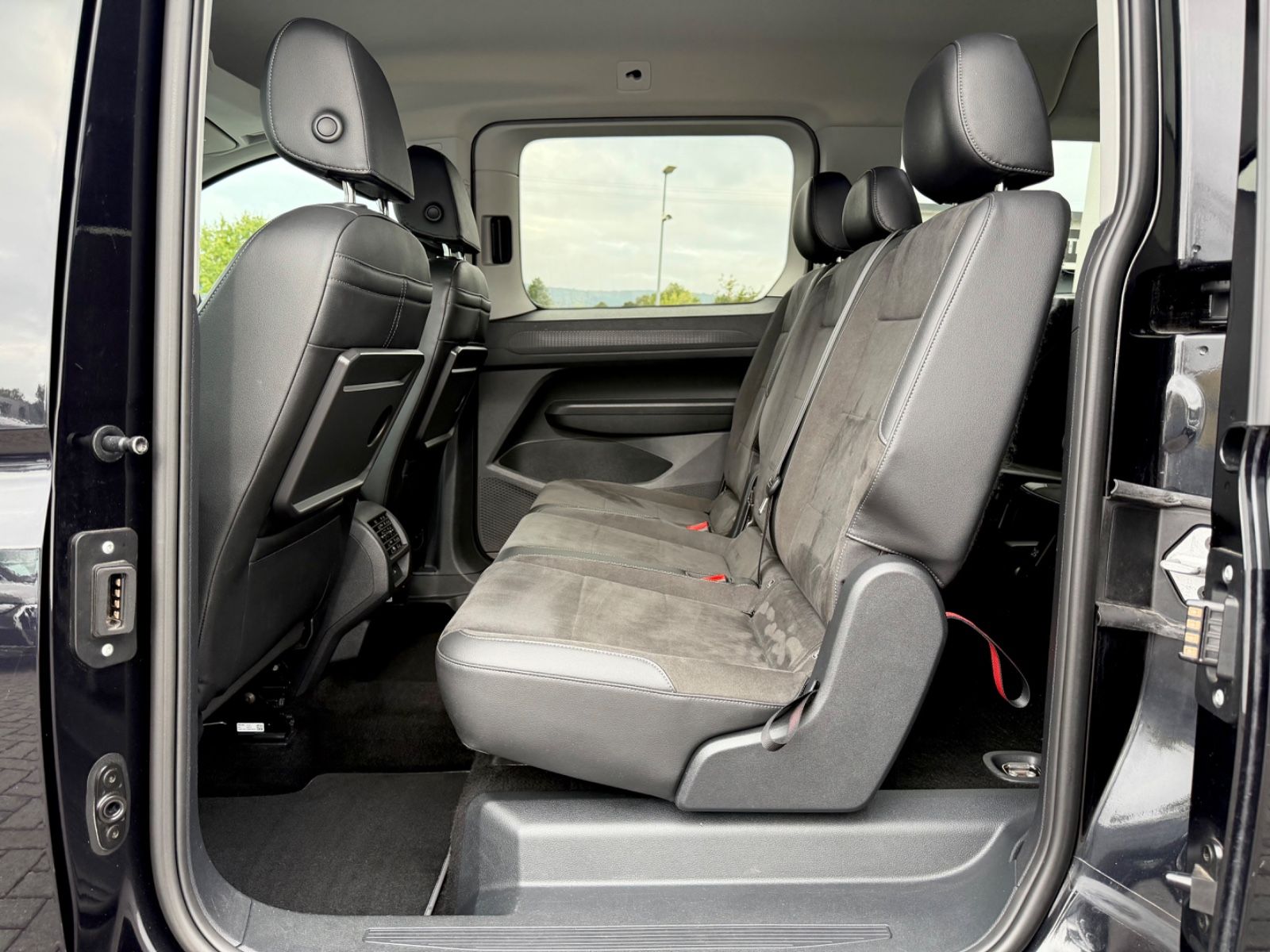 Volkswagen Caddy Maxi 2.0 TDI DSG /7.SITZER/LED/ACC/AHK/ - Bild 14 Volkswagen Caddy Maxi 2.0 TDI DSG /7.SITZER/LED/ACC/AHK/ in Schwarz als Van/Minibus - Fahrzeugfoto 14