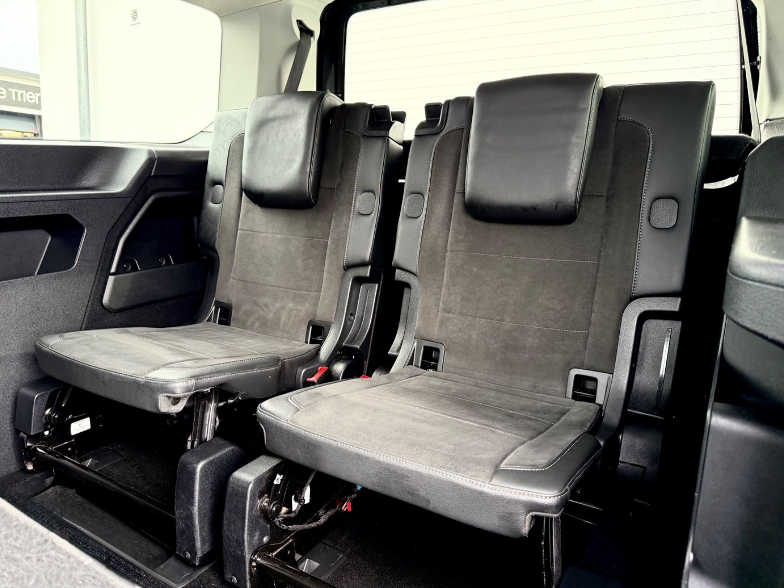 Volkswagen Caddy Maxi 2.0 TDI DSG /7.SITZER/LED/ACC/AHK/ - Bild 15 Volkswagen Caddy Maxi 2.0 TDI DSG /7.SITZER/LED/ACC/AHK/ in Schwarz als Van/Minibus - Fahrzeugfoto 15