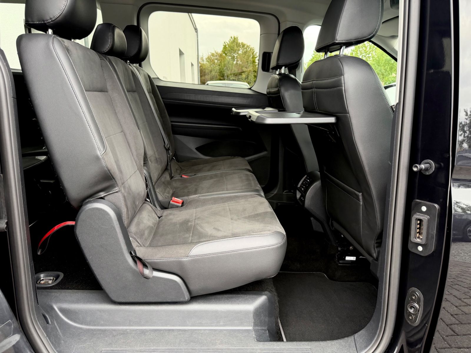 Volkswagen Caddy Maxi 2.0 TDI DSG /7.SITZER/LED/ACC/AHK/ - Bild 16 Volkswagen Caddy Maxi 2.0 TDI DSG /7.SITZER/LED/ACC/AHK/ in Schwarz als Van/Minibus - Fahrzeugfoto 16