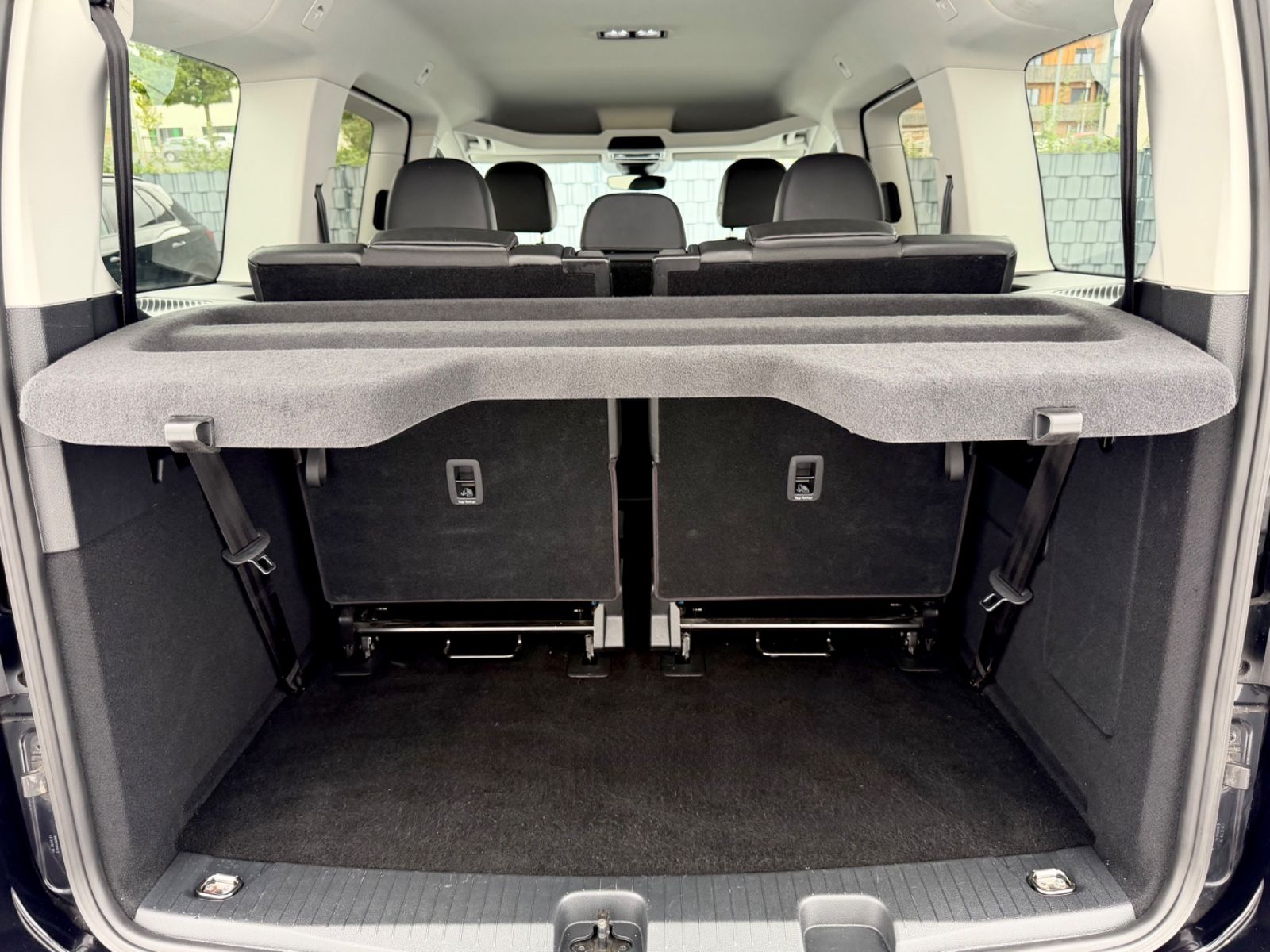 Volkswagen Caddy Maxi 2.0 TDI DSG /7.SITZER/LED/ACC/AHK/ - Bild 17 Volkswagen Caddy Maxi 2.0 TDI DSG /7.SITZER/LED/ACC/AHK/ in Schwarz als Van/Minibus - Fahrzeugfoto 17