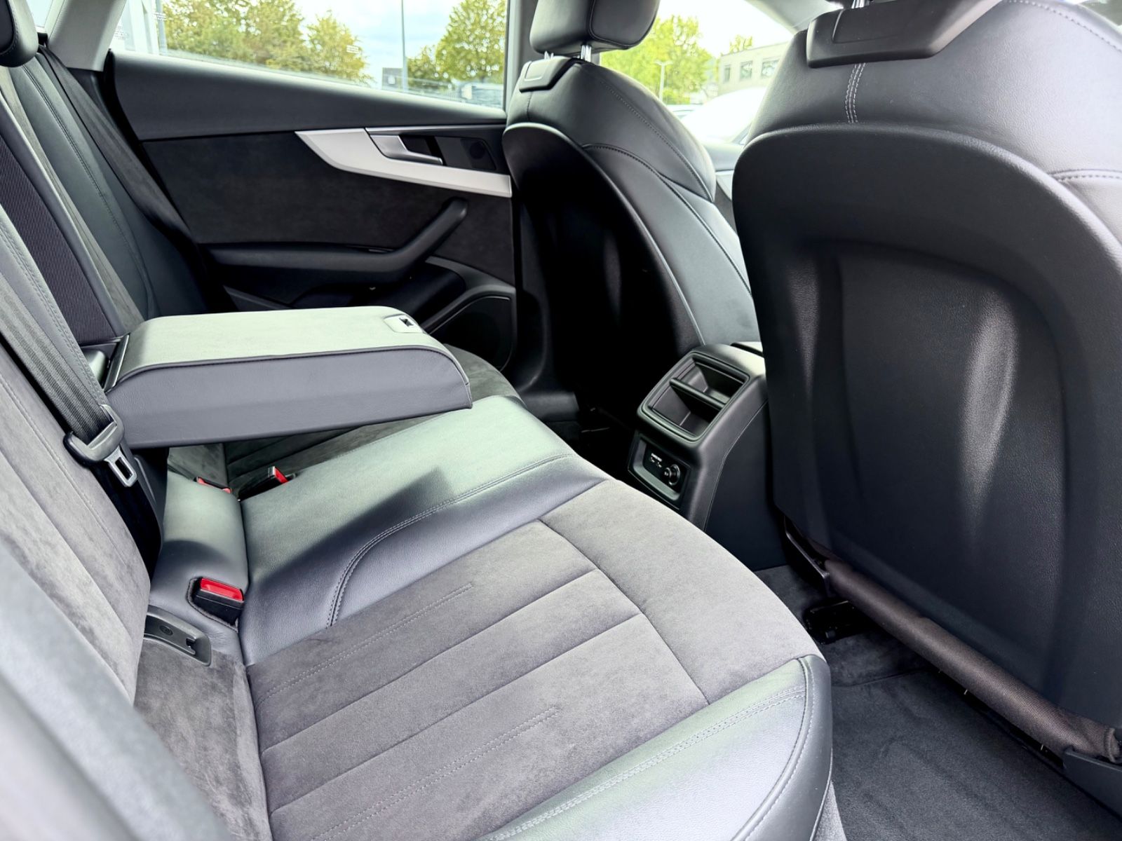Audi A5 Sportback 45 TFSI quattro S line /LED/ACC/CAM - Bild 15 Audi A5 Sportback 45 TFSI quattro S line /LED/ACC/CAM in Schwarz als Limousine - Fahrzeugfoto 15