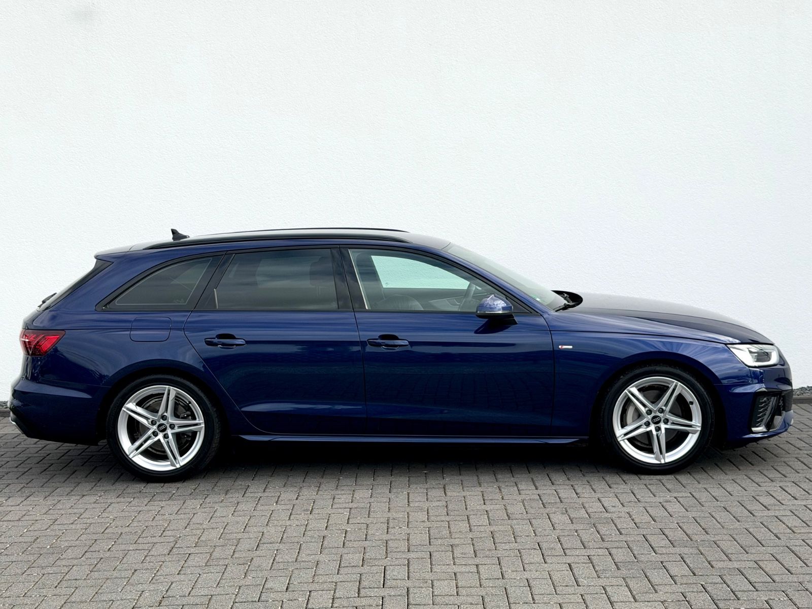 Audi A4 Avant 40 TDI quattro S line /NAVI/LED/1.HAND/ - Bild 4 Audi A4 Avant 40 TDI quattro S line /NAVI/LED/1.HAND/ in Blau als Kombi - Fahrzeugfoto 4