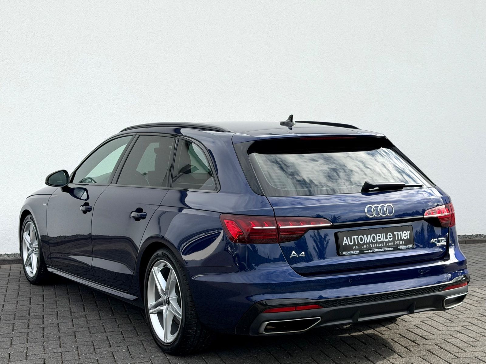 Audi A4 Avant 40 TDI quattro S line /NAVI/LED/1.HAND/ - Bild 7 Audi A4 Avant 40 TDI quattro S line /NAVI/LED/1.HAND/ in Blau als Kombi - Fahrzeugfoto 7