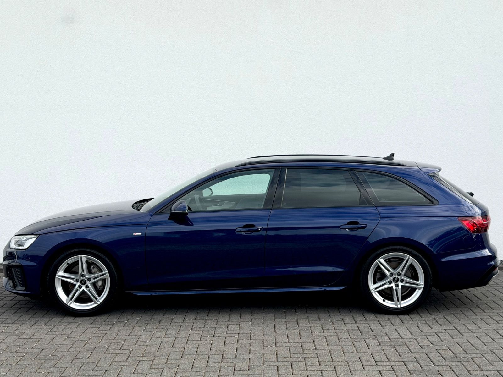 Audi A4 Avant 40 TDI quattro S line /NAVI/LED/1.HAND/ - Bild 8 Audi A4 Avant 40 TDI quattro S line /NAVI/LED/1.HAND/ in Blau als Kombi - Fahrzeugfoto 8