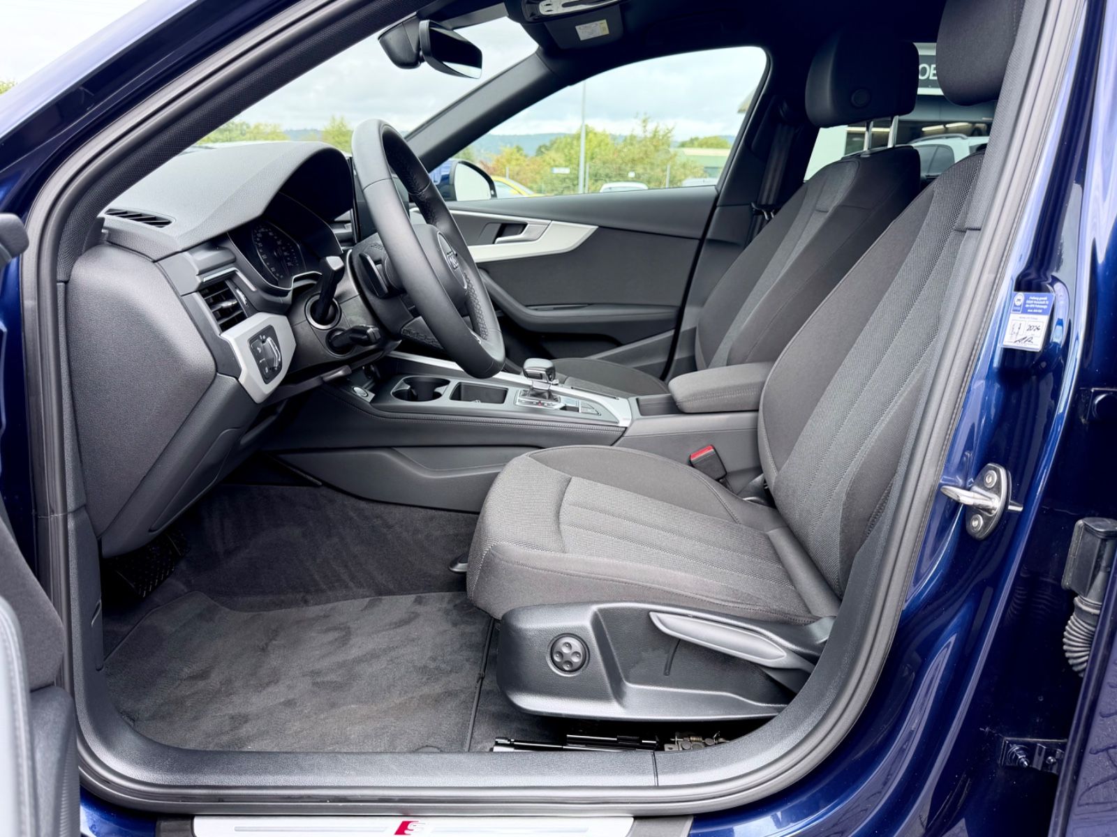 Audi A4 Avant 40 TDI quattro S line /NAVI/LED/1.HAND/ - Bild 9 Audi A4 Avant 40 TDI quattro S line /NAVI/LED/1.HAND/ in Blau als Kombi - Fahrzeugfoto 9