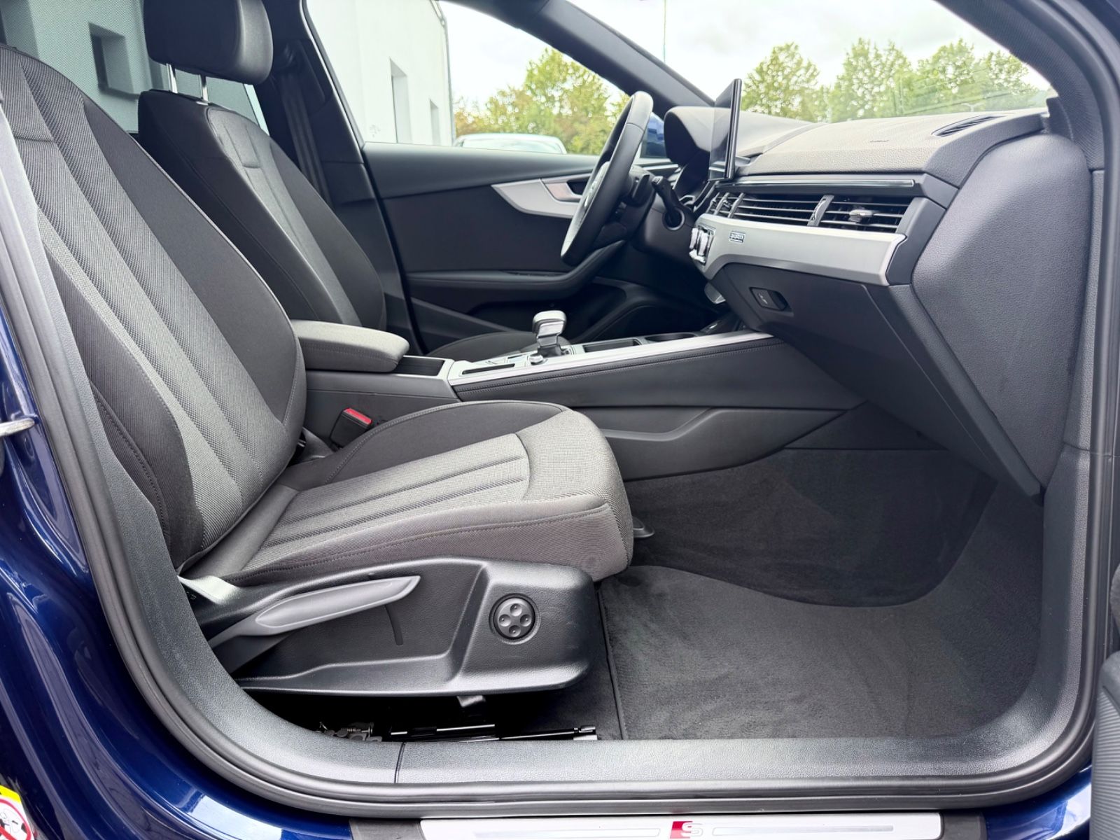 Audi A4 Avant 40 TDI quattro S line /NAVI/LED/1.HAND/ - Bild 12 Audi A4 Avant 40 TDI quattro S line /NAVI/LED/1.HAND/ in Blau als Kombi - Fahrzeugfoto 12
