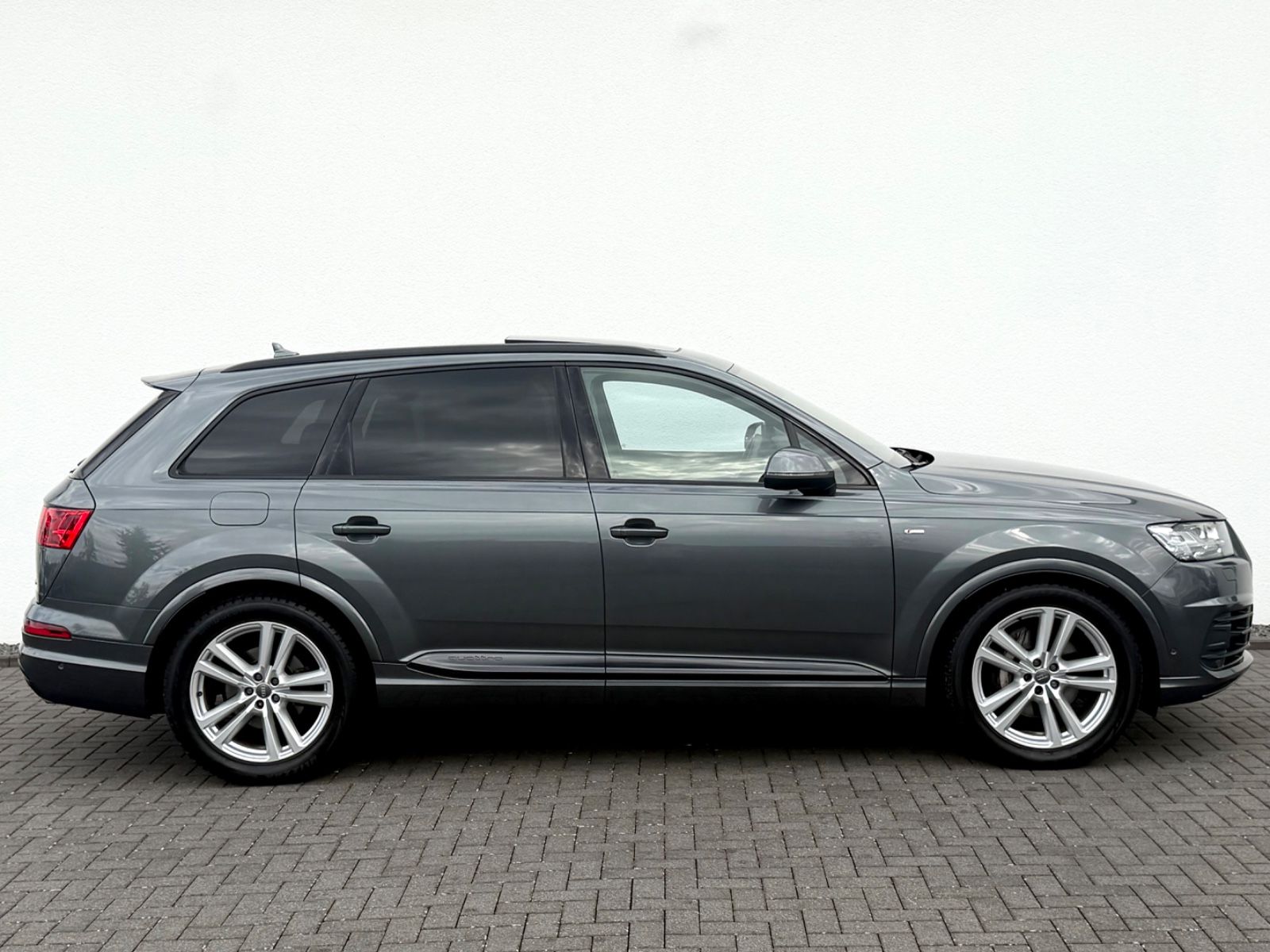 Audi Q7 3.0 TDI quattro S line Sport Plus //1.HAND// - Bild 4 Audi Q7 3.0 TDI quattro S line Sport Plus //1.HAND// in Grau als SUV/Geländewagen/Pickup - Fahrzeugfoto 4