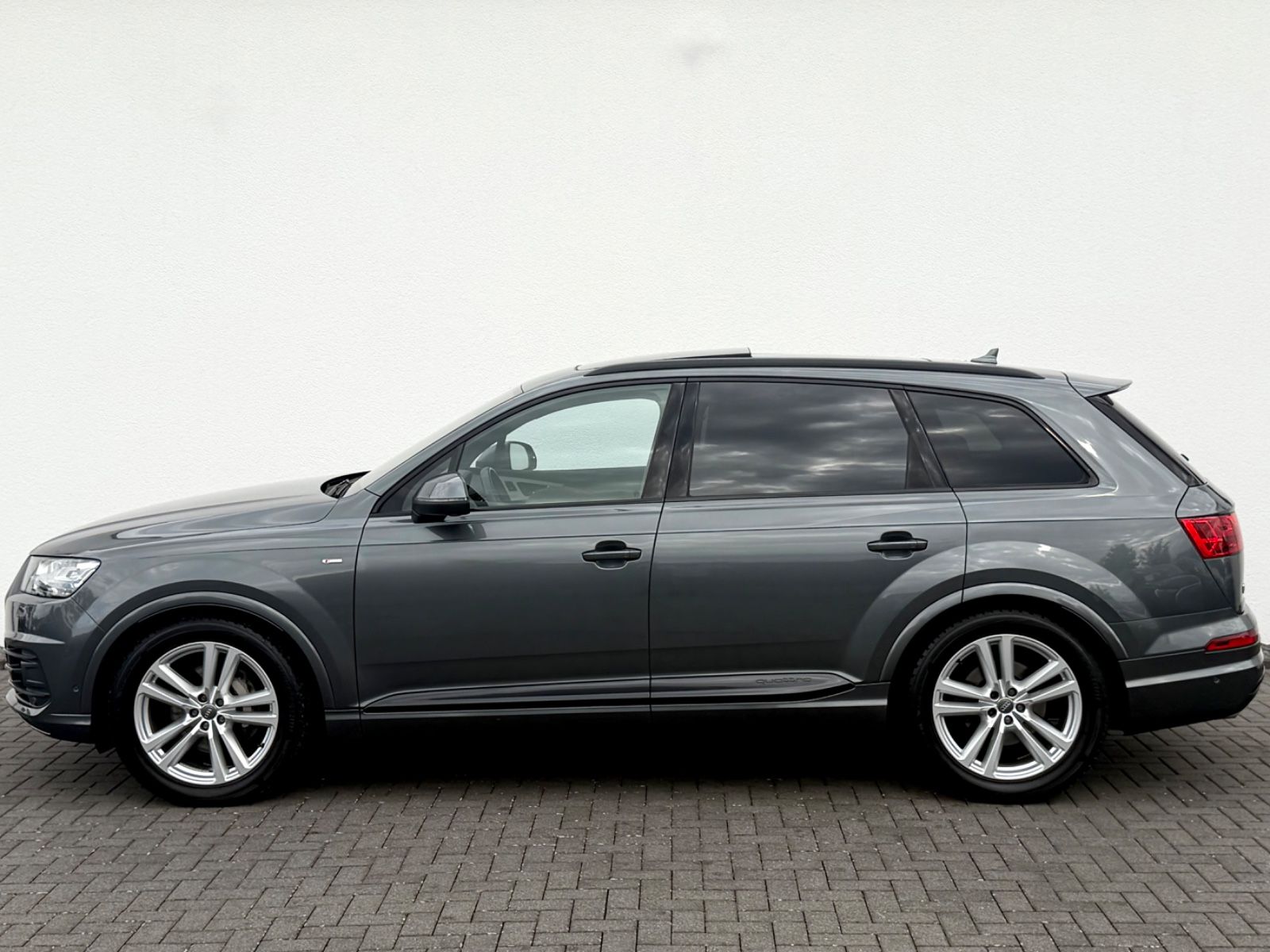 Audi Q7 3.0 TDI quattro S line Sport Plus //1.HAND// - Bild 8 Audi Q7 3.0 TDI quattro S line Sport Plus //1.HAND// in Grau als SUV/Geländewagen/Pickup - Fahrzeugfoto 8