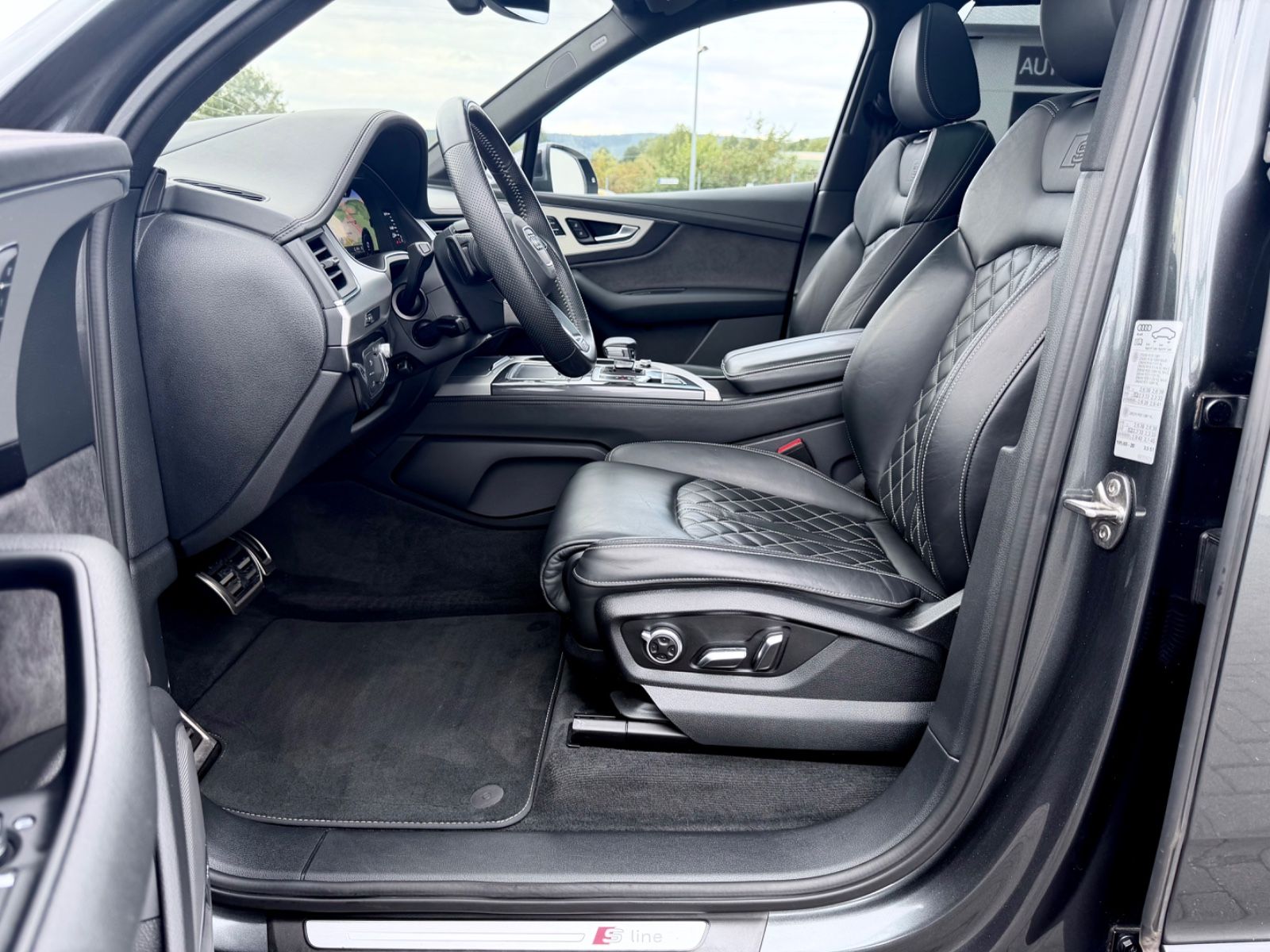 Audi Q7 3.0 TDI quattro S line Sport Plus //1.HAND// - Bild 9 Audi Q7 3.0 TDI quattro S line Sport Plus //1.HAND// in Grau als SUV/Geländewagen/Pickup - Fahrzeugfoto 9