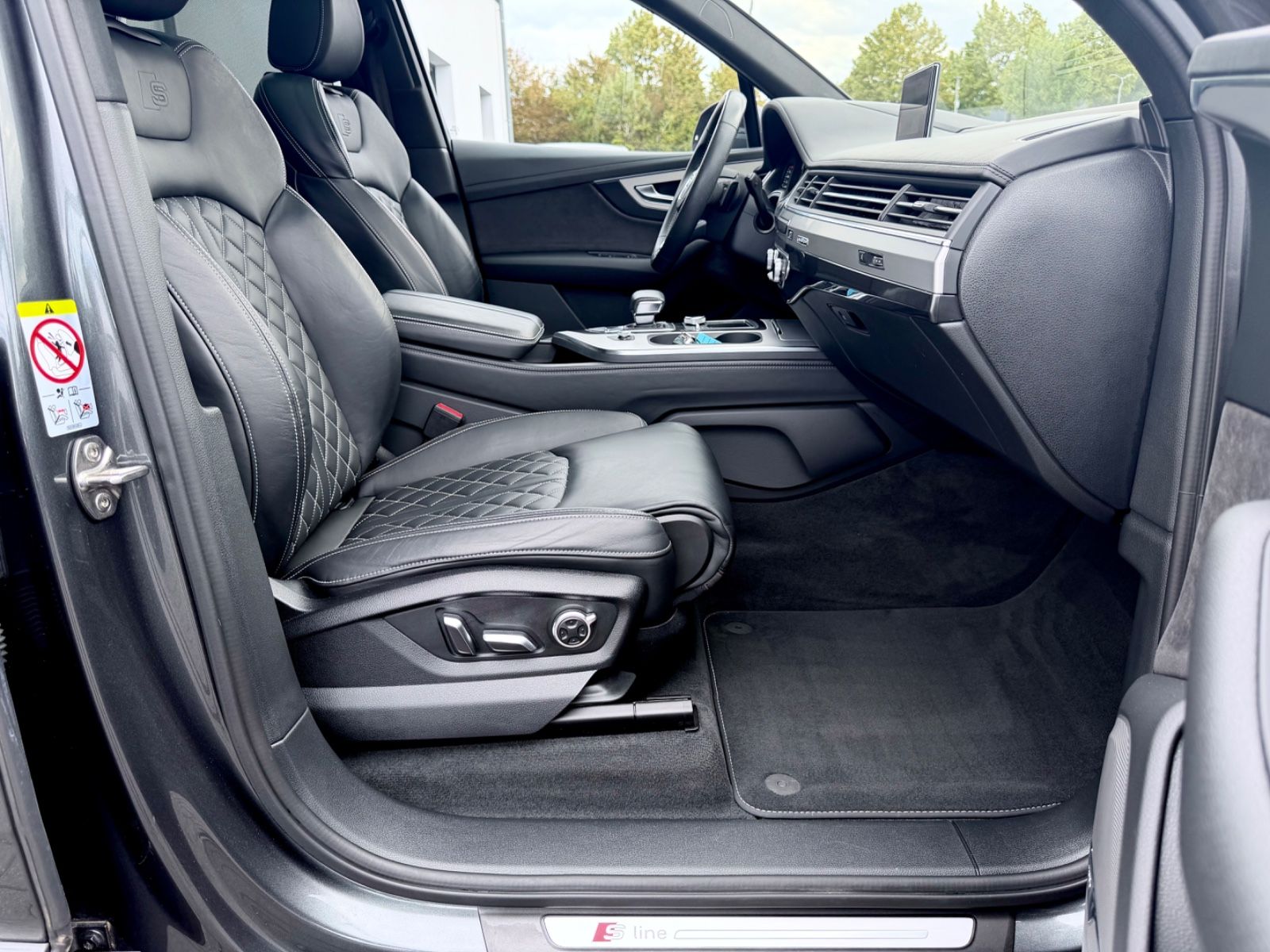 Audi Q7 3.0 TDI quattro S line Sport Plus //1.HAND// - Bild 14 Audi Q7 3.0 TDI quattro S line Sport Plus //1.HAND// in Grau als SUV/Geländewagen/Pickup - Fahrzeugfoto 14